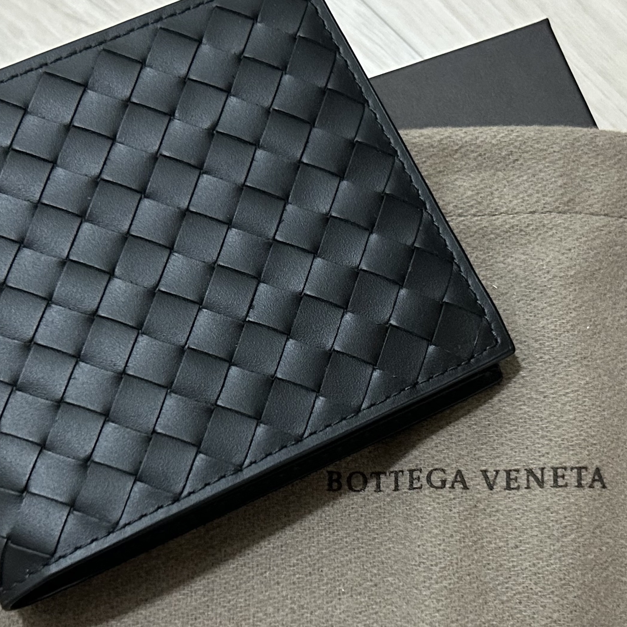 Bottega Veneta Bi-Fold Wallet Black 착용 스타일