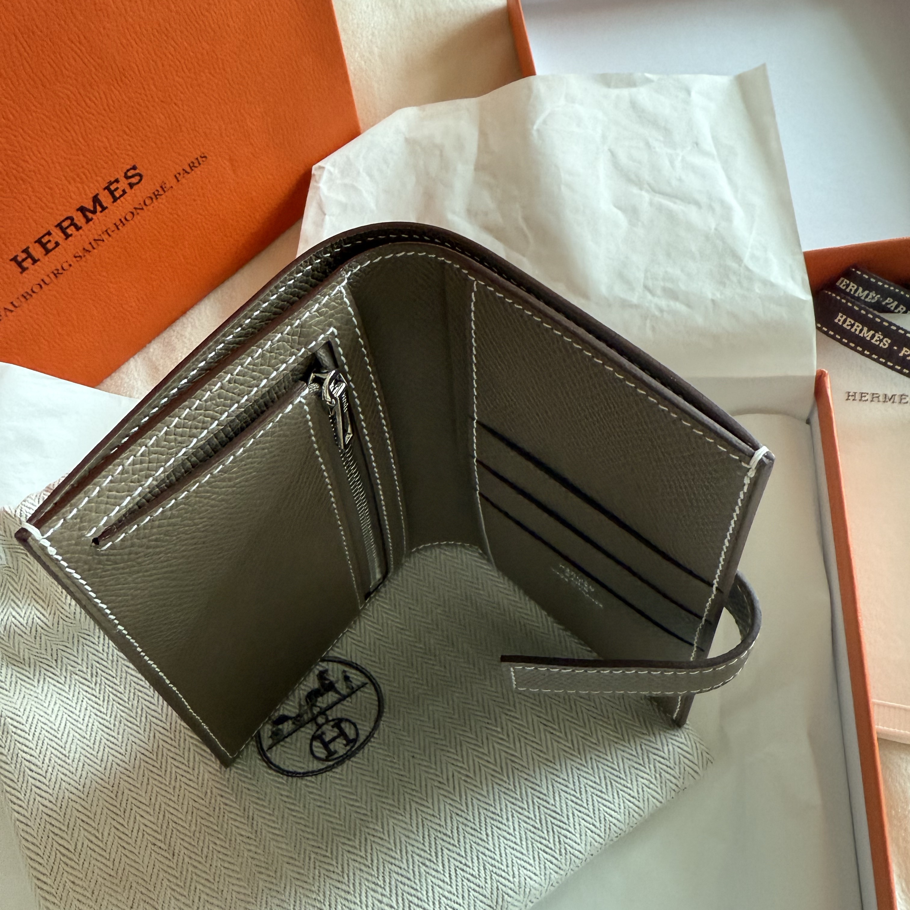 Hermes New H Passant Compact Wallet Epsom & Palladium Etoupe 착용 스타일 - 3