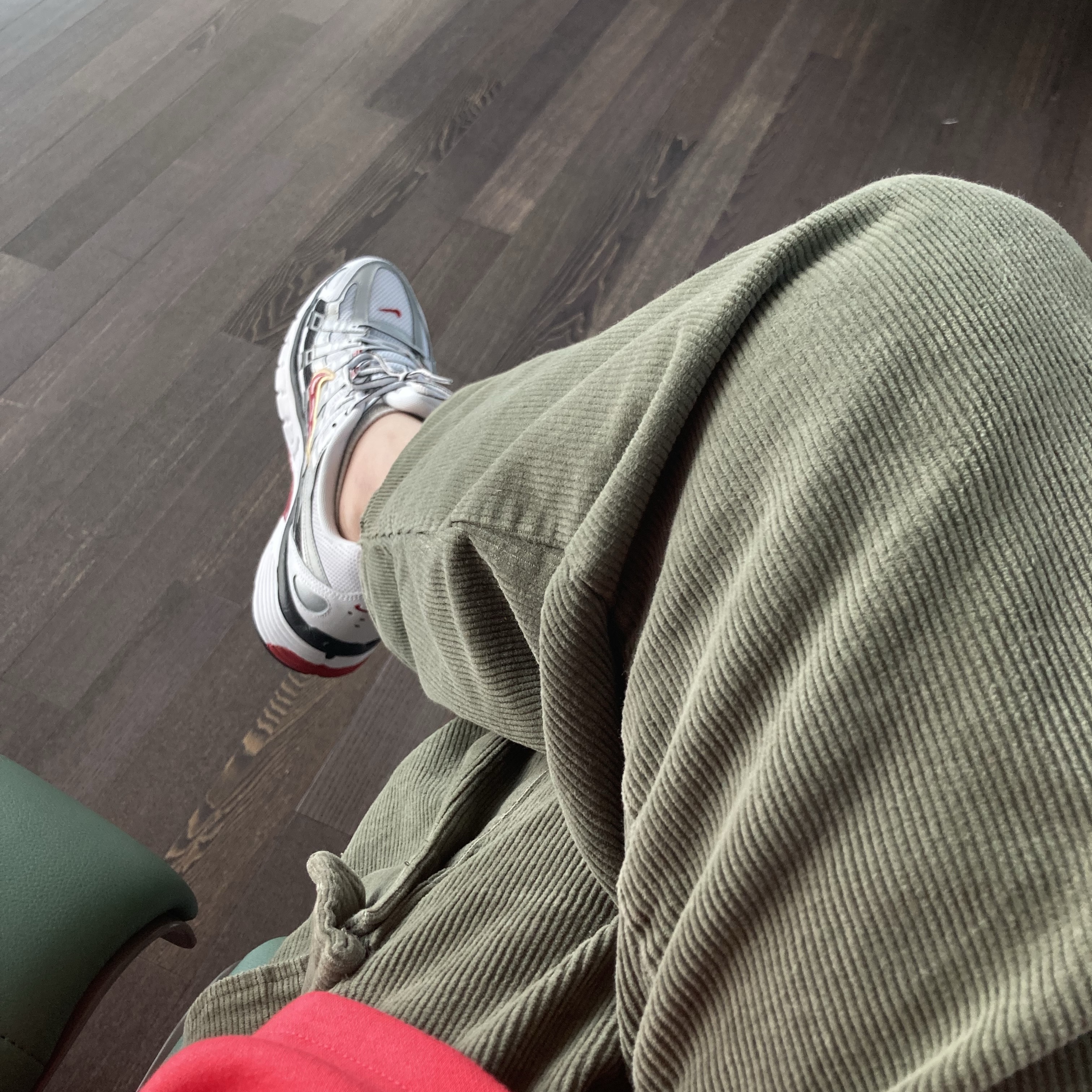 (W) Nike P-6000 Metallic Silver Red 착용 스타일
