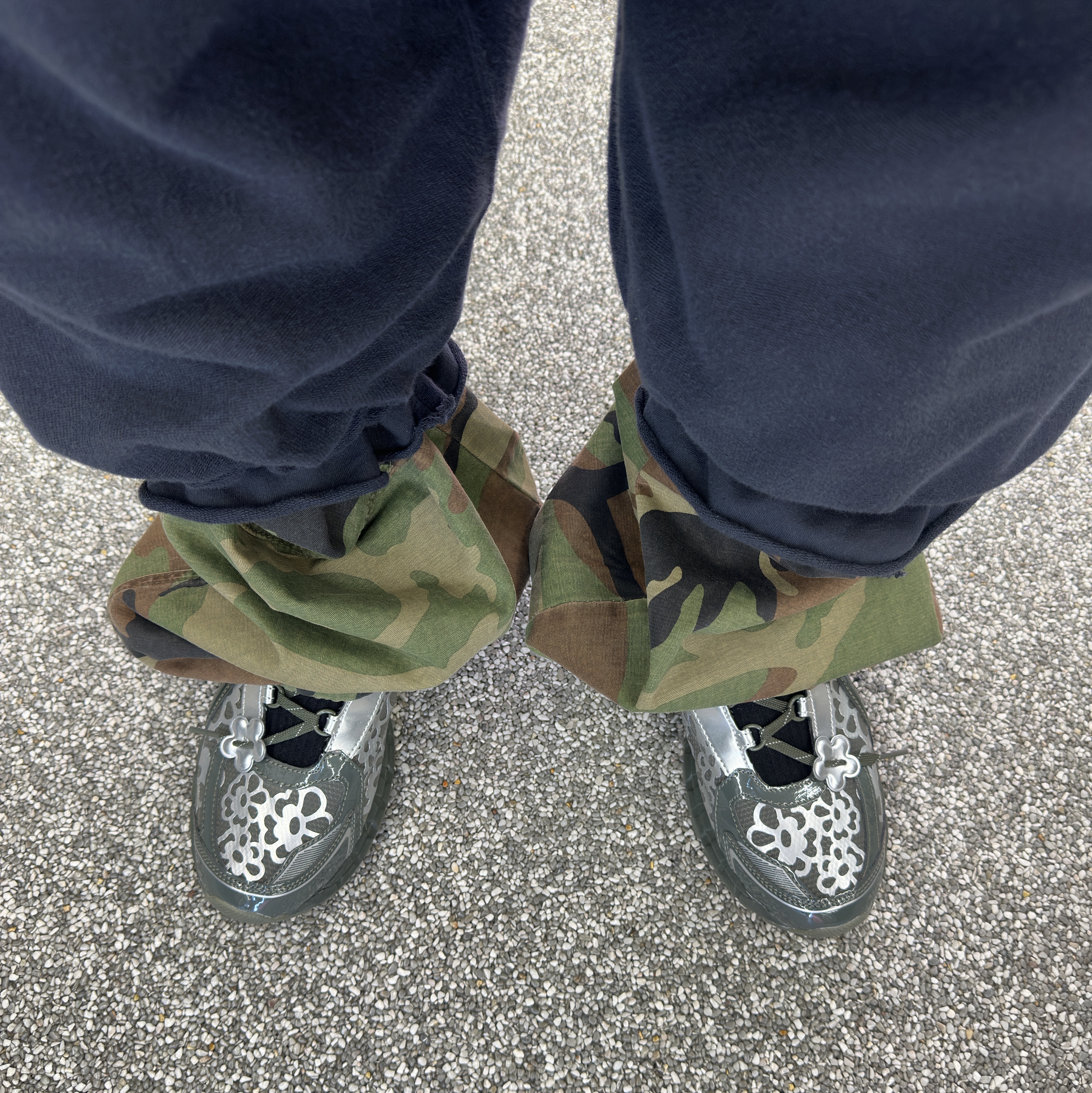 Asics x Cecilie Bahnsen Gel-Kayano 20 Olive, Zara x Andersson Bell Charm Key Pants Chain Multicolor 착용 스타일 - 3