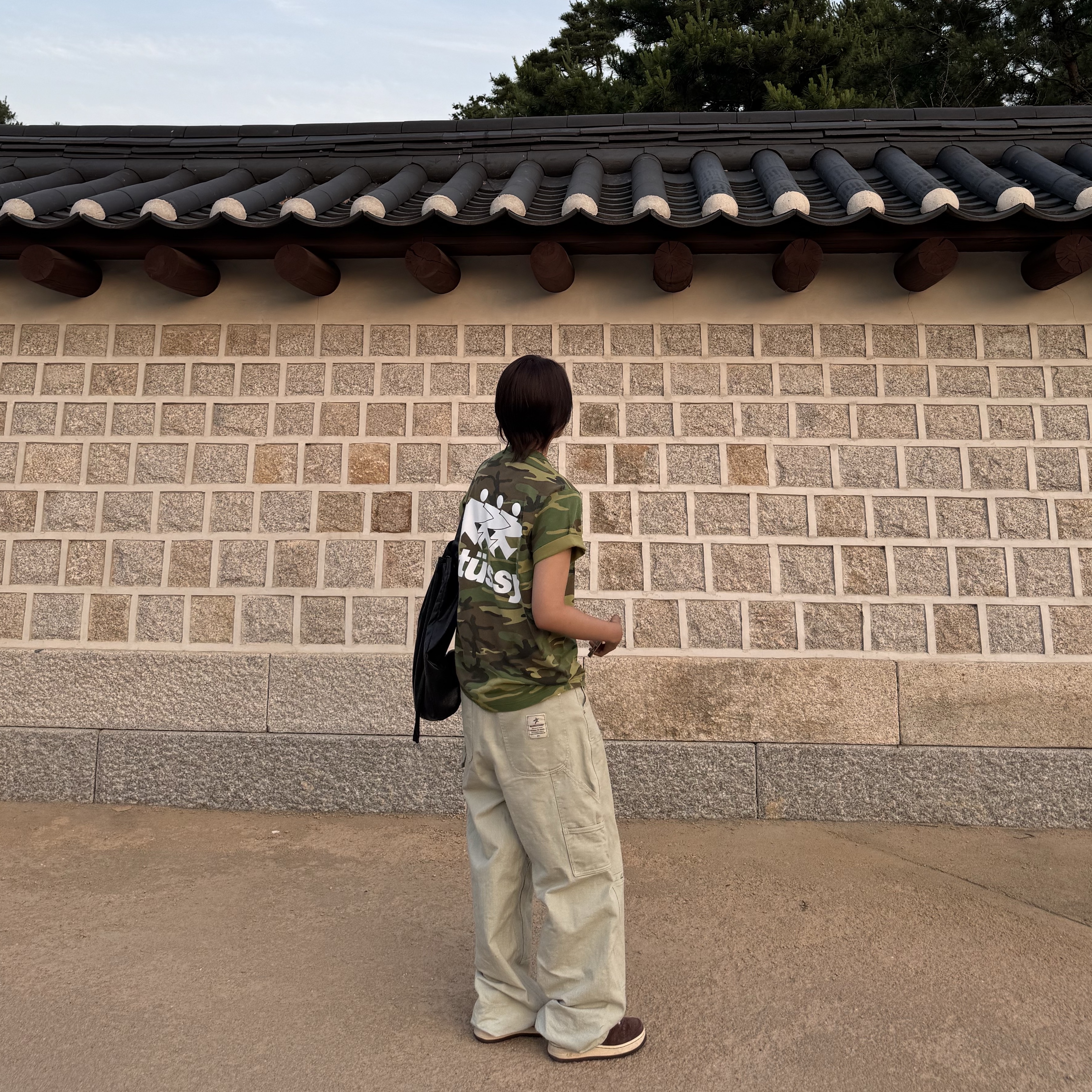 Stussy Surfwalk T-Shirt Camo, [KREAM 단독] Aoiro Cutted Double Knee Pants Light Sage 착용 스타일 - 2