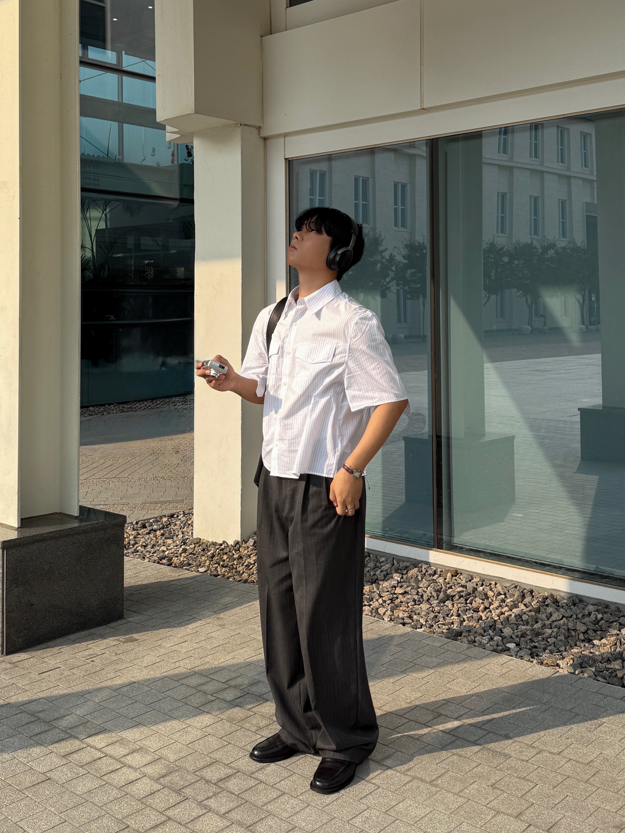 Waviness Horizon Stripe Half shirts Blue Stripe, BOSE QC Ultra Black (Korean Ver.) 착용 스타일 - 2