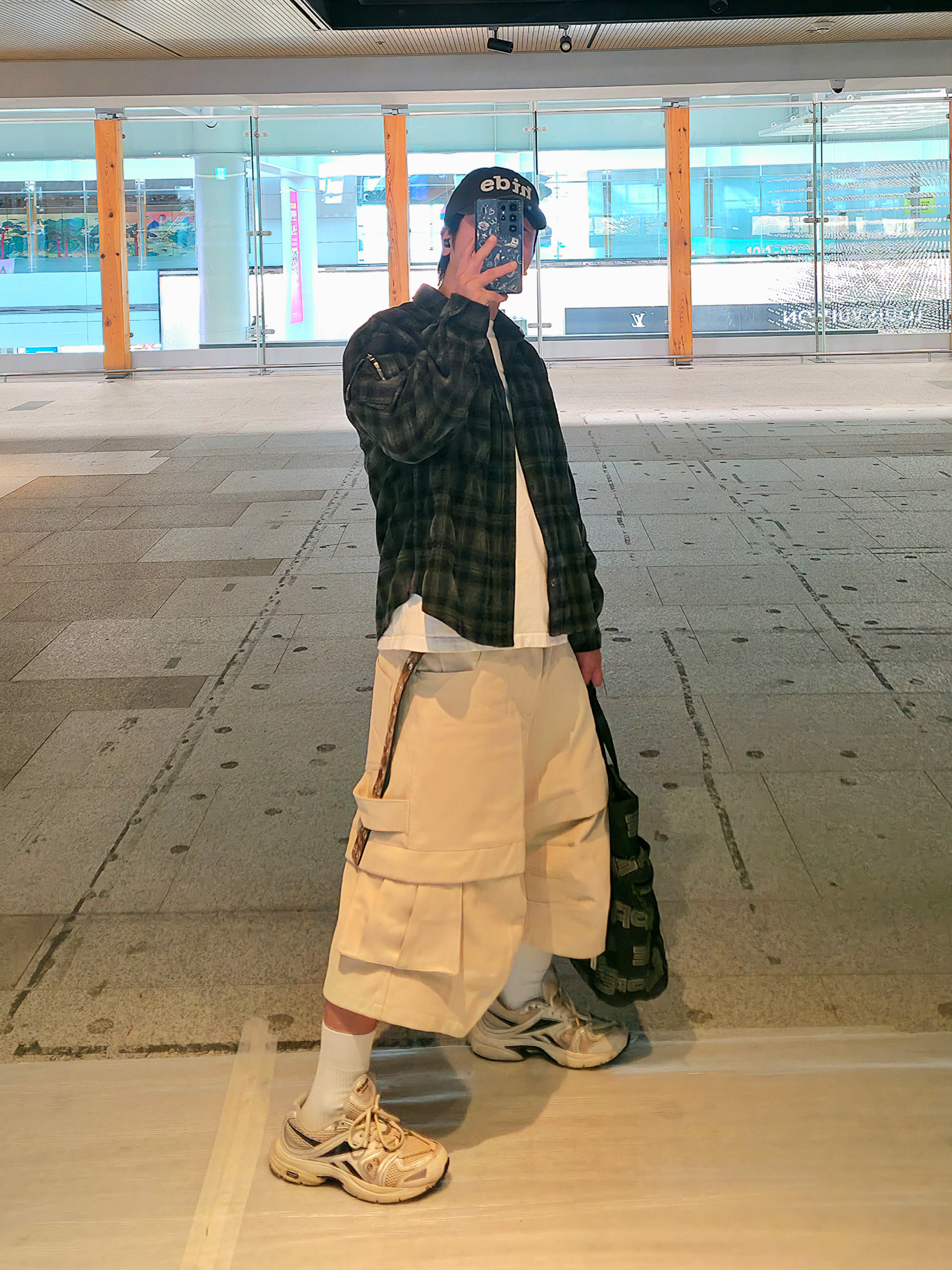 Kamien Titan Bermuda Pants Light Beige, Supreme Utility Tote Black - 21FW 착용 스타일