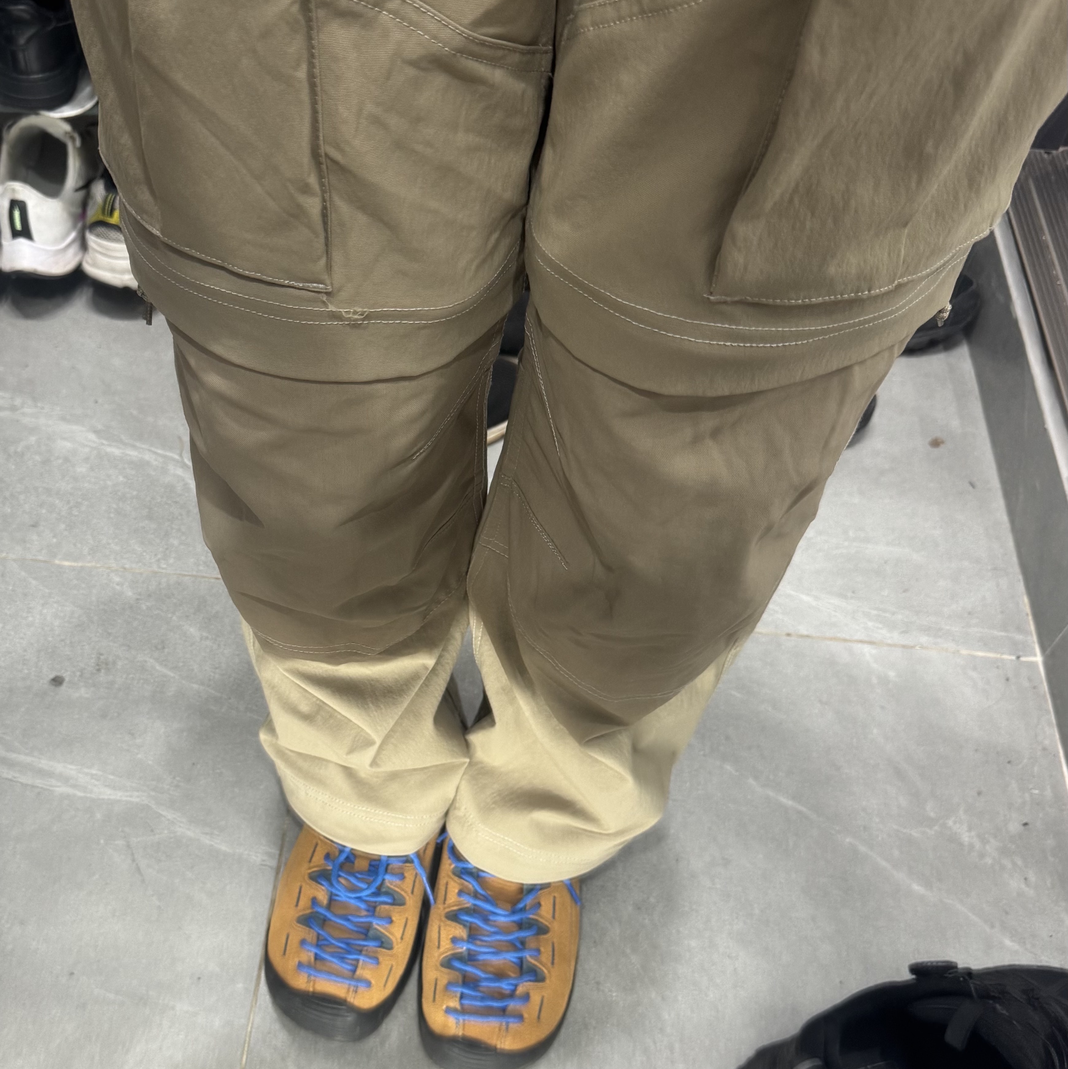 Keen Jasper Suede Sneakers Camel, Nike ACG Smith Summit Cargo Pants Khaki Iron Ore - Asia 착용 스타일