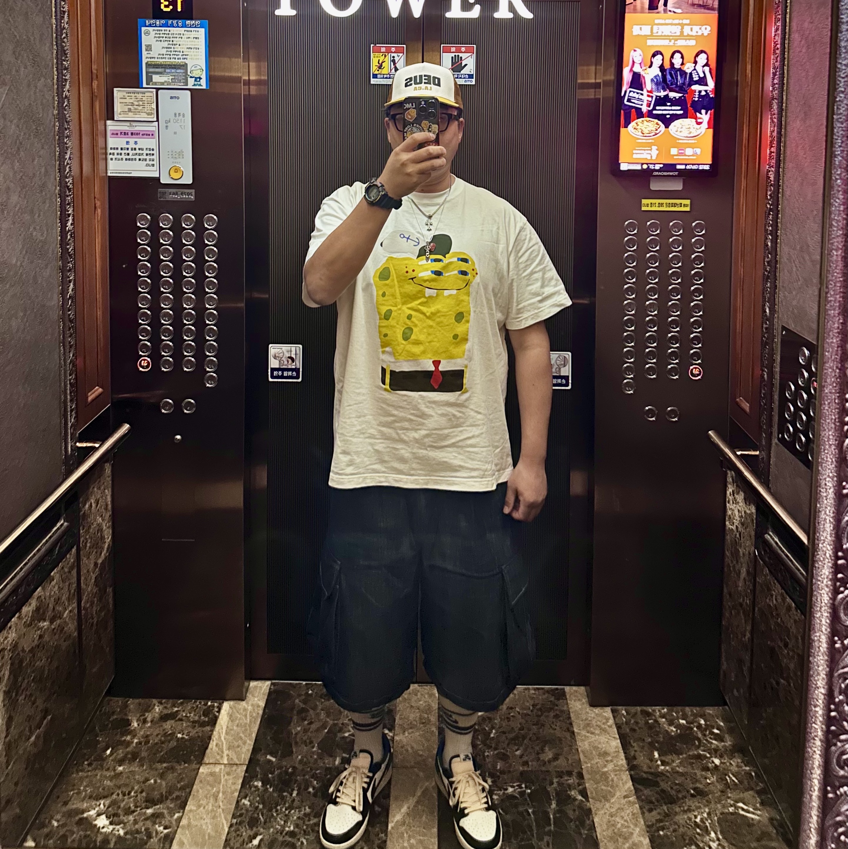 Uniqlo UT x CPFM x SpongeBob Graphic T-Shirt C White - KR, Jordan 1 x Travis Scott x Fragment Retro Low OG SP Military Blue 착용 스타일 - 1