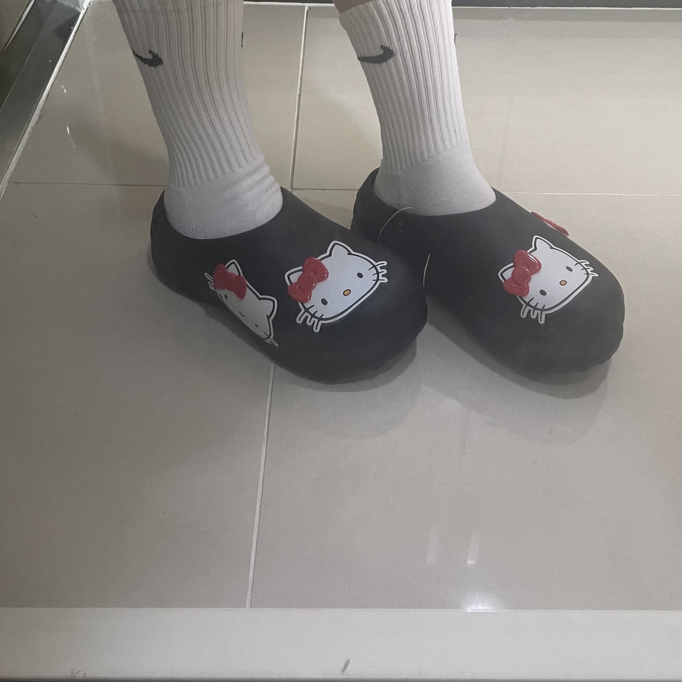 (W) Adidas x Hello Kitty Adifom Stan Smith Mules Core Black Red Cloud White 착용 스타일 - 1