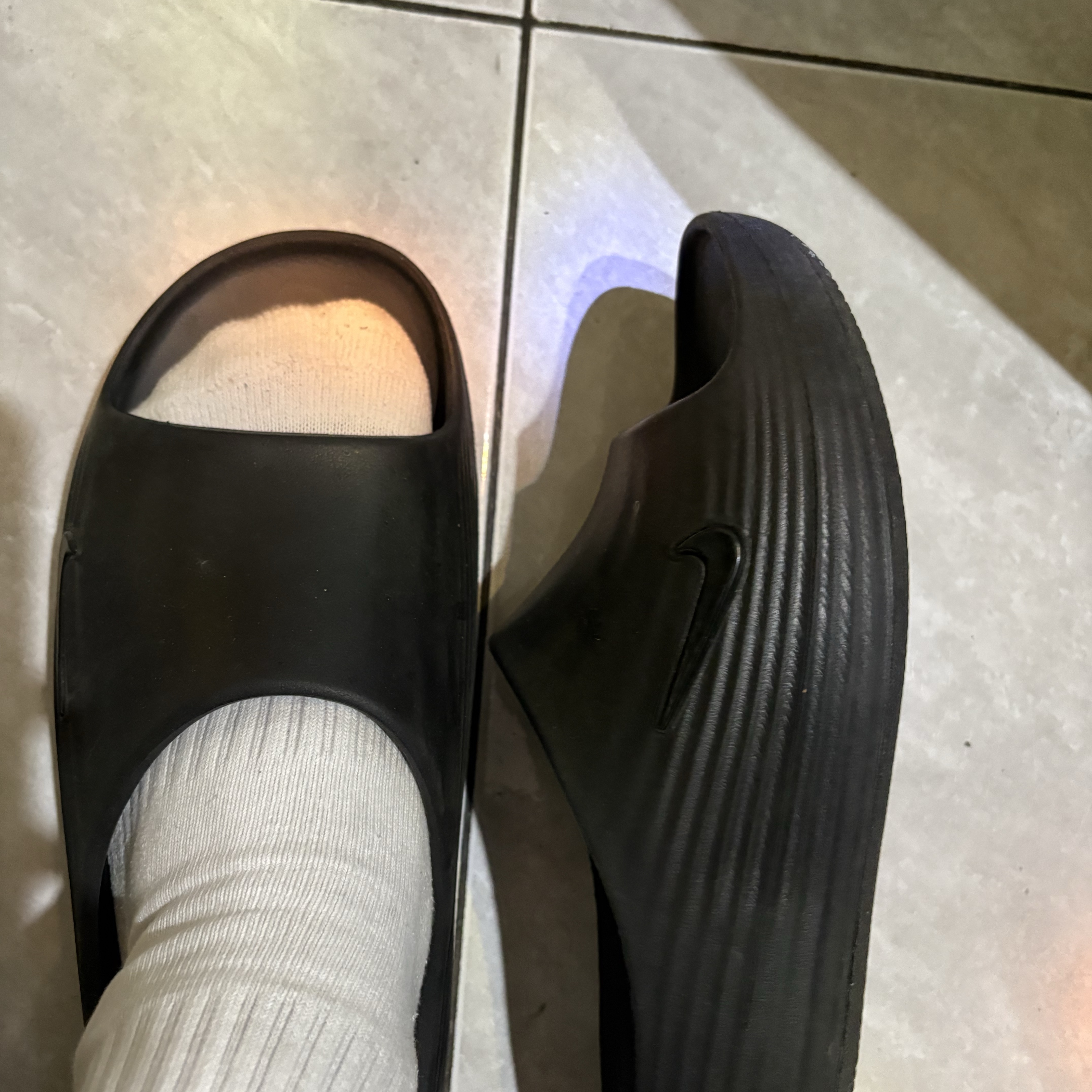 Nike ReactX Rejuven8 Slide Black 착용 스타일