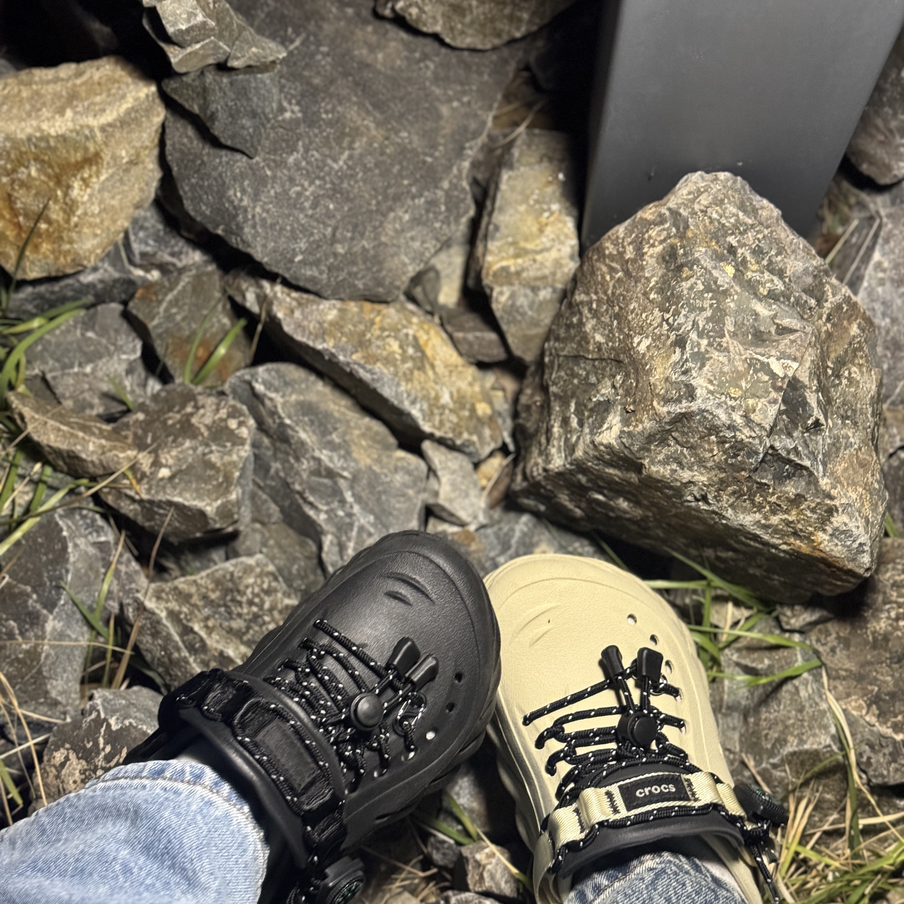 Crocs Echo Clog Bone Black 착용 스타일