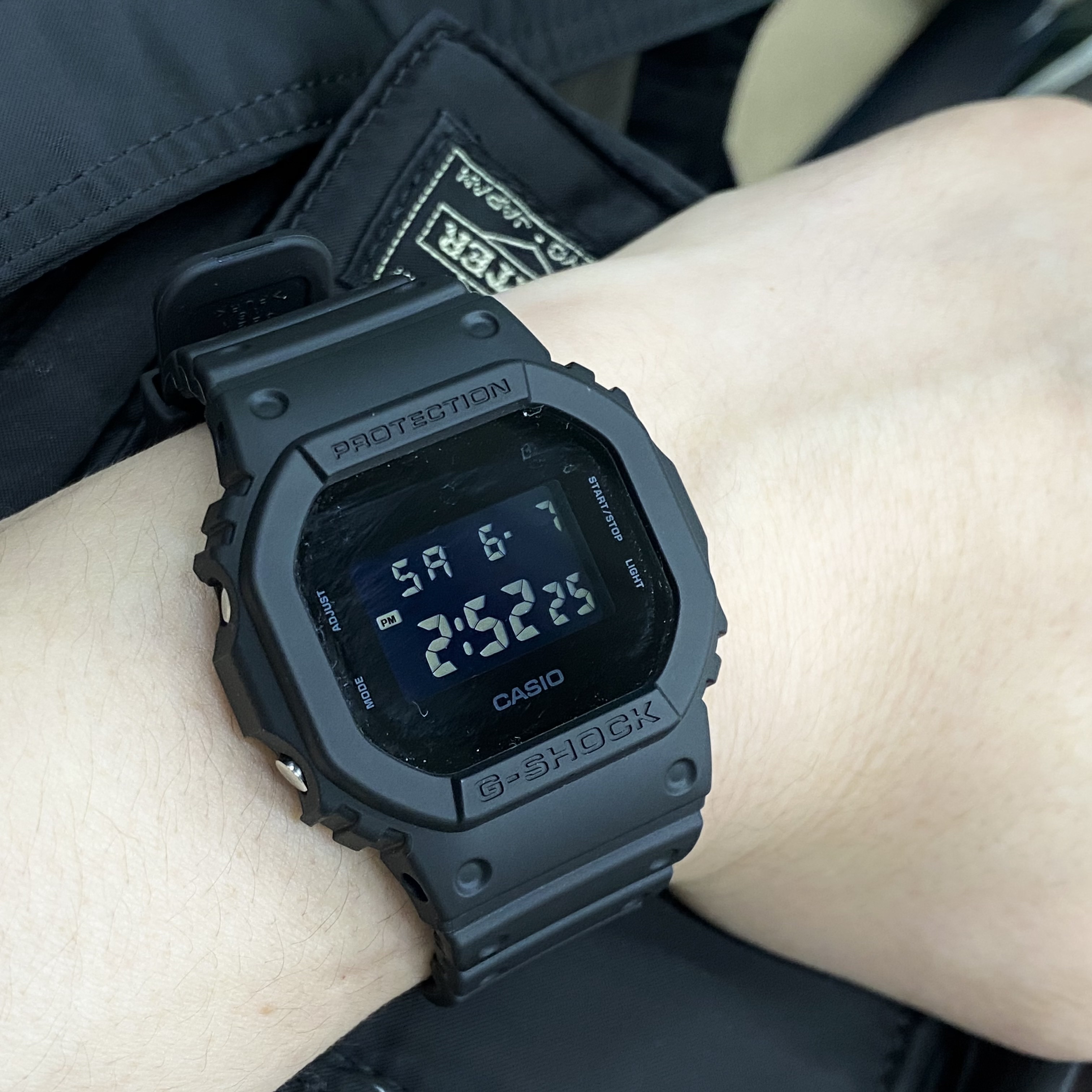 Casio G-Shock DW-5600BB-1 착용 스타일
