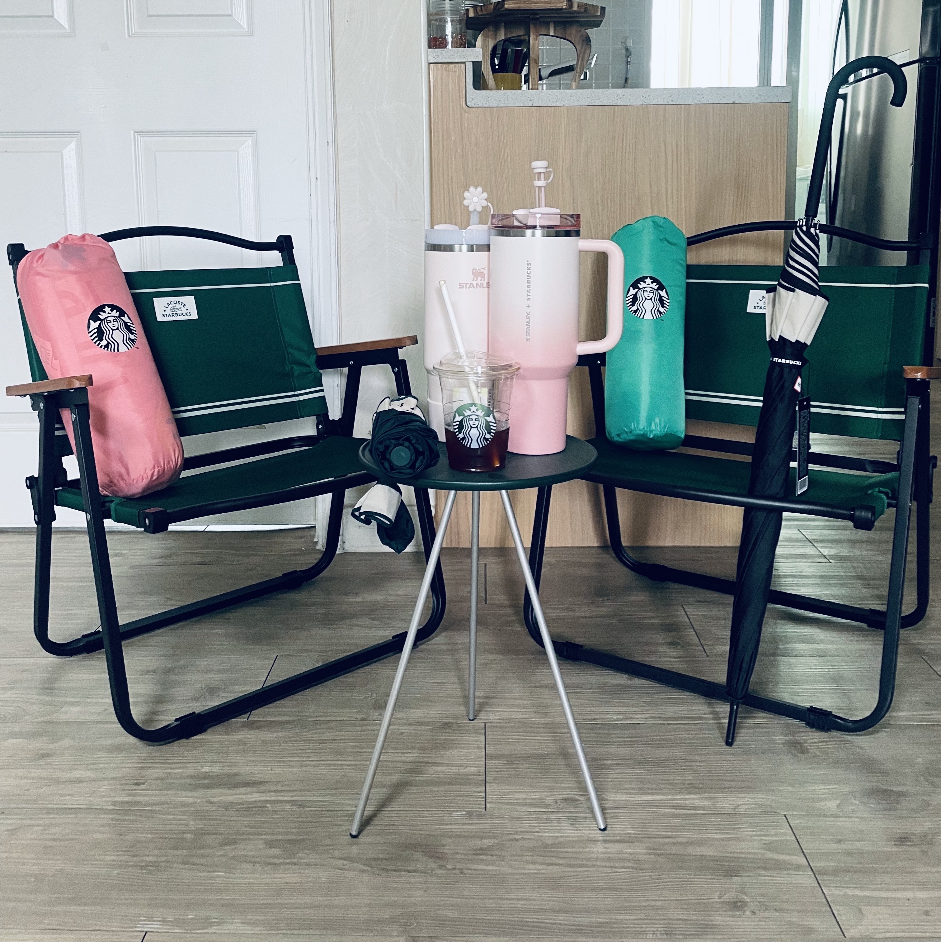 Starbucks x Lacoste Wide Folding Chair Green, Starbucks x Helinox Side Table Green 착용 스타일 - 1