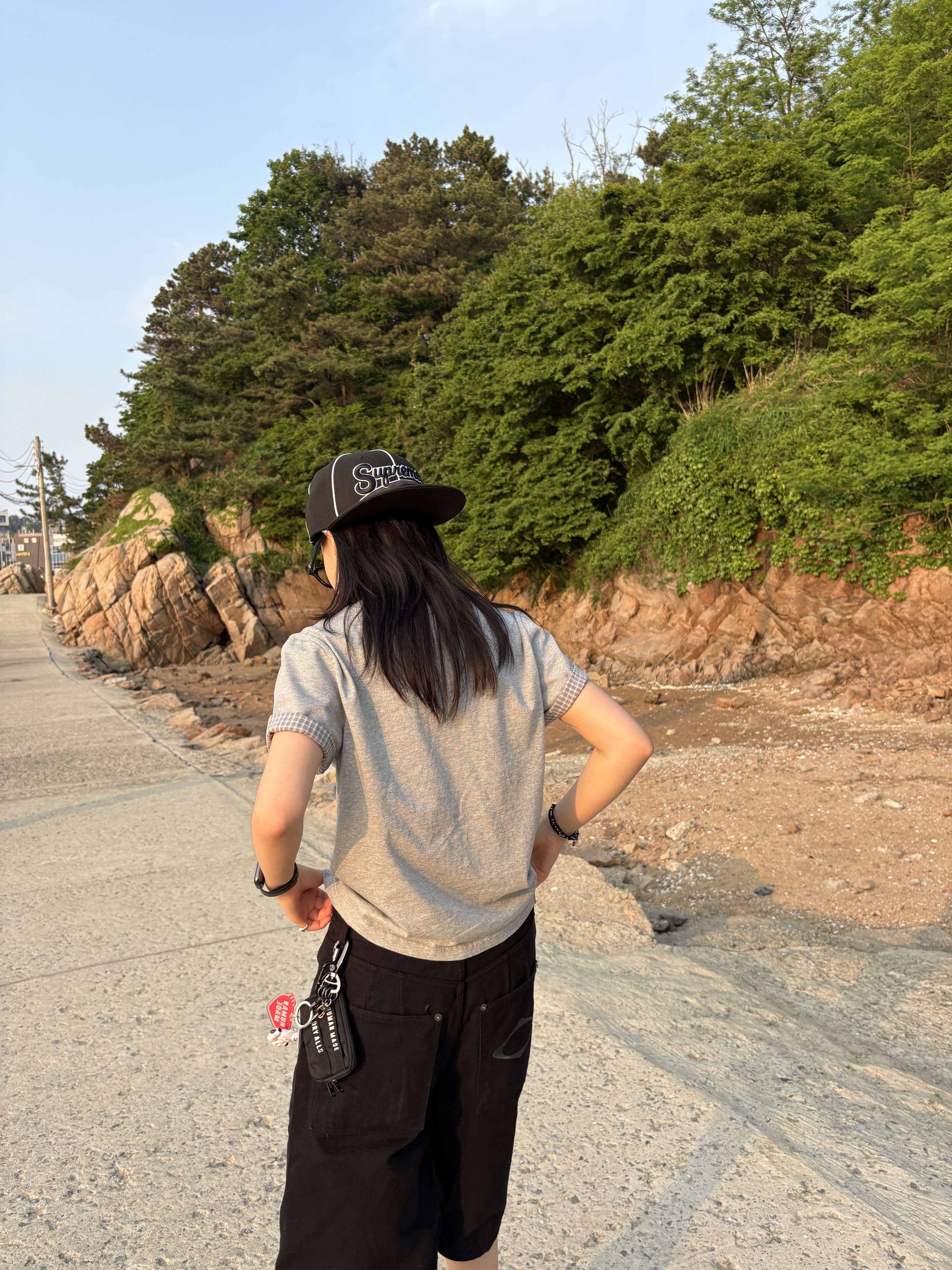 Supreme Piping Script Logo New Era Black - 25SS, Huey Check Rollup Tee Grey 착용 스타일 - 5