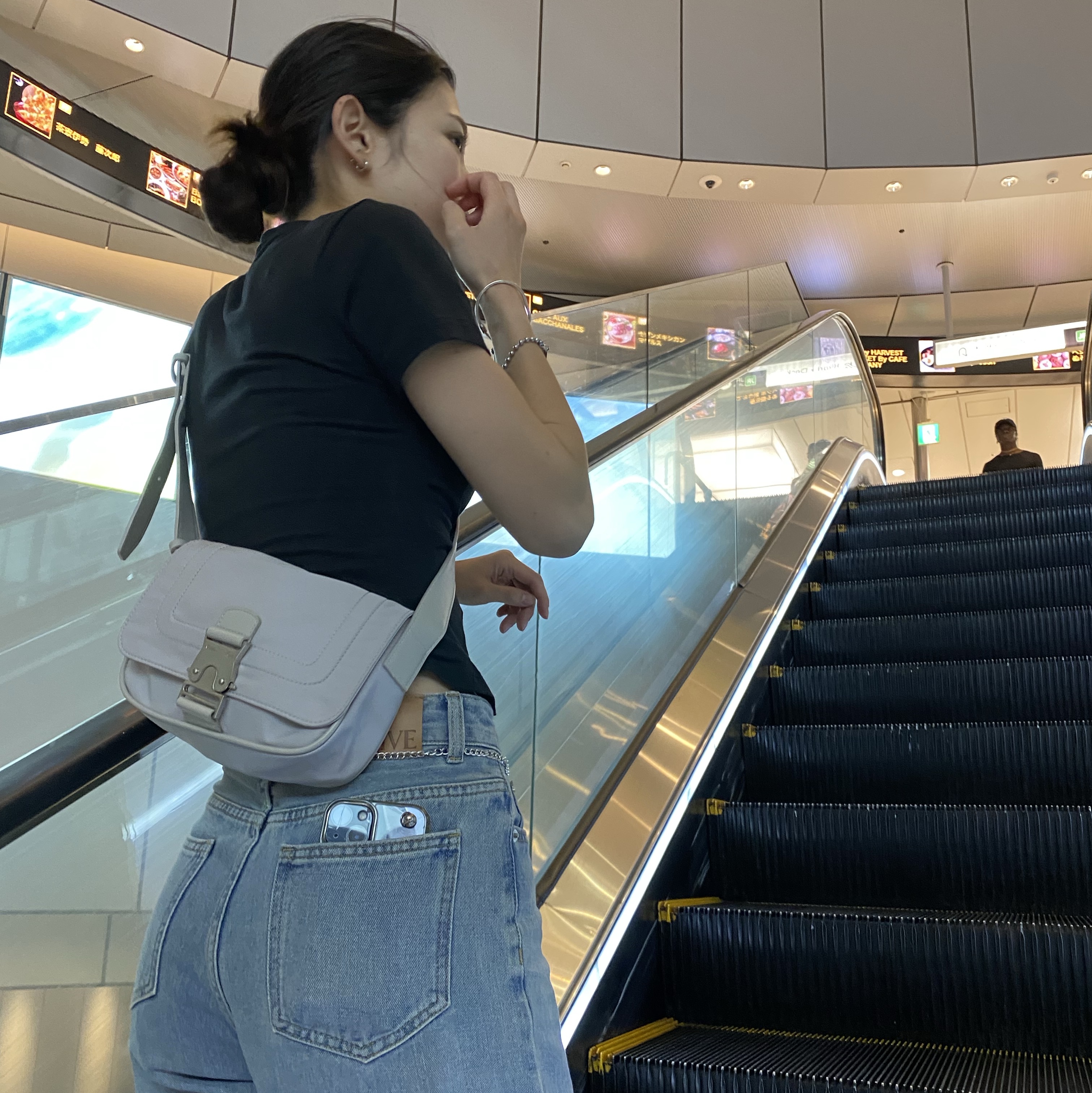 Matin Kim Mini Buckle Bag Light Grey, Autry Reelwind Low Nylon Suede Sneakers Black 착용 스타일 - 1