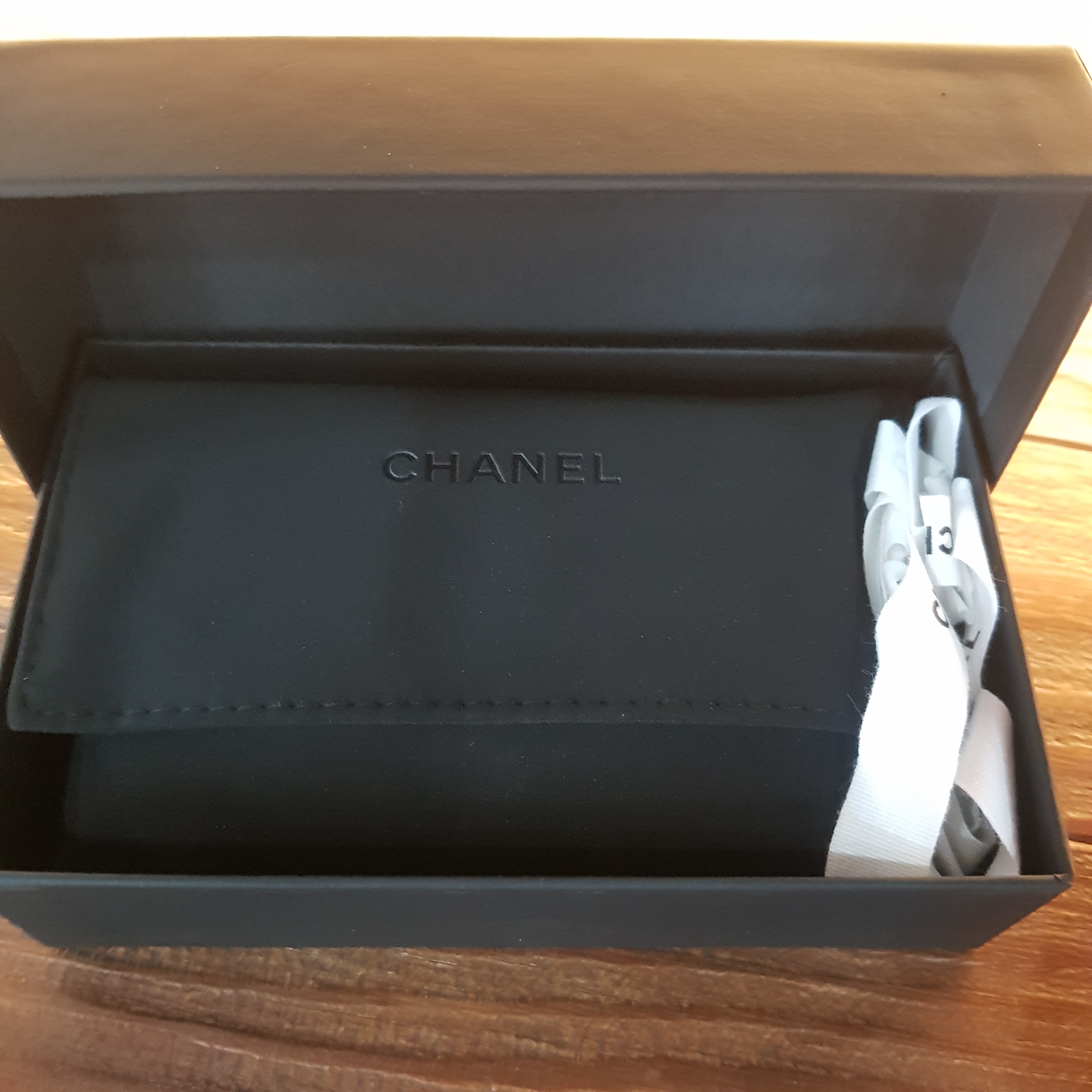 Chanel Classic Card Holder Grained Calfskin & Silver Black 착용 스타일 - 2