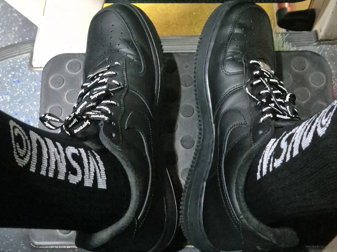 Nike x Supreme Air Force 1 Low Black 착용 스타일