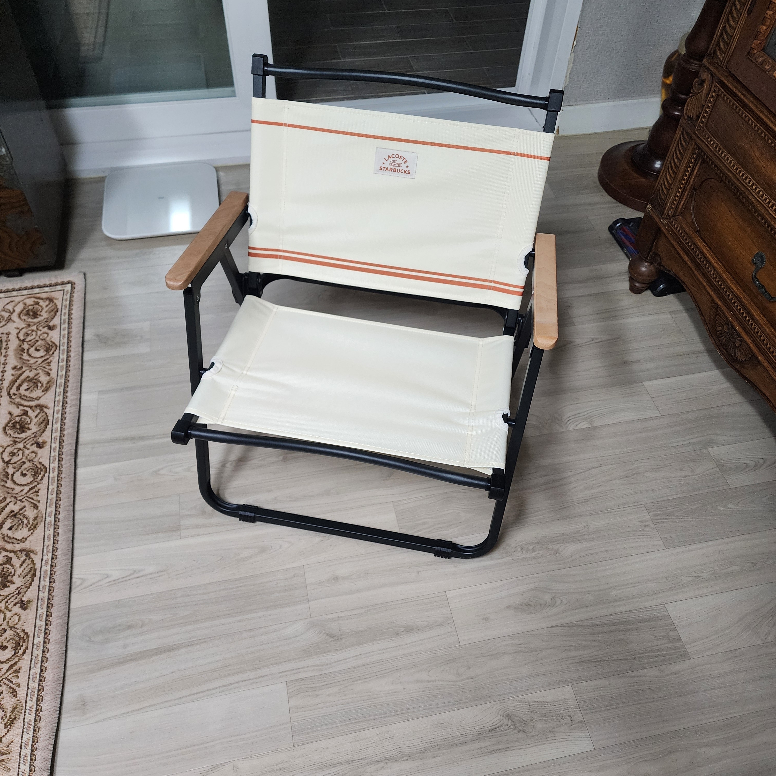 Starbucks x Lacoste Wide Folding Chair Ivory 착용 스타일 - 1