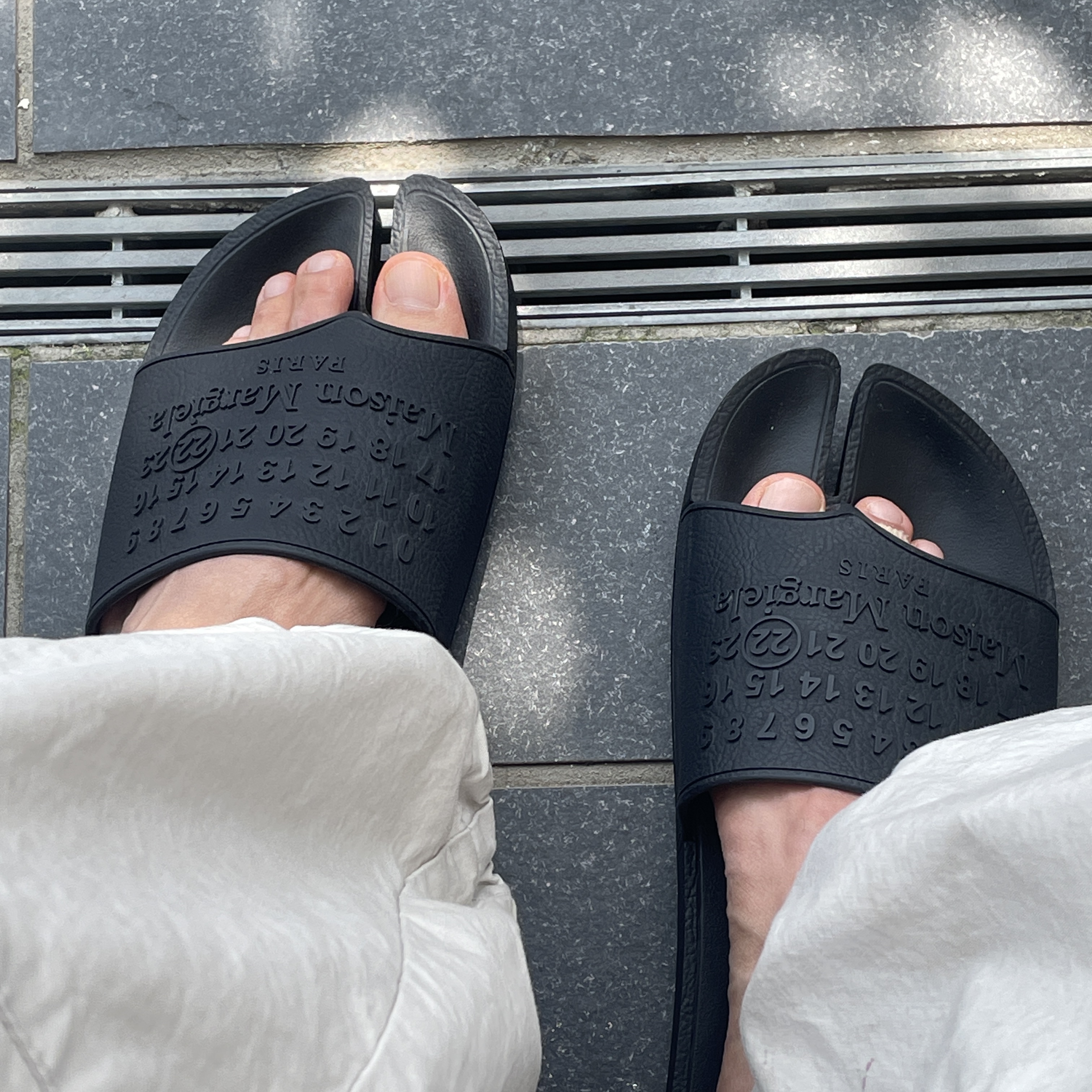 Maison Margiela Embossed Logo Tabi Slide Black 착용 스타일