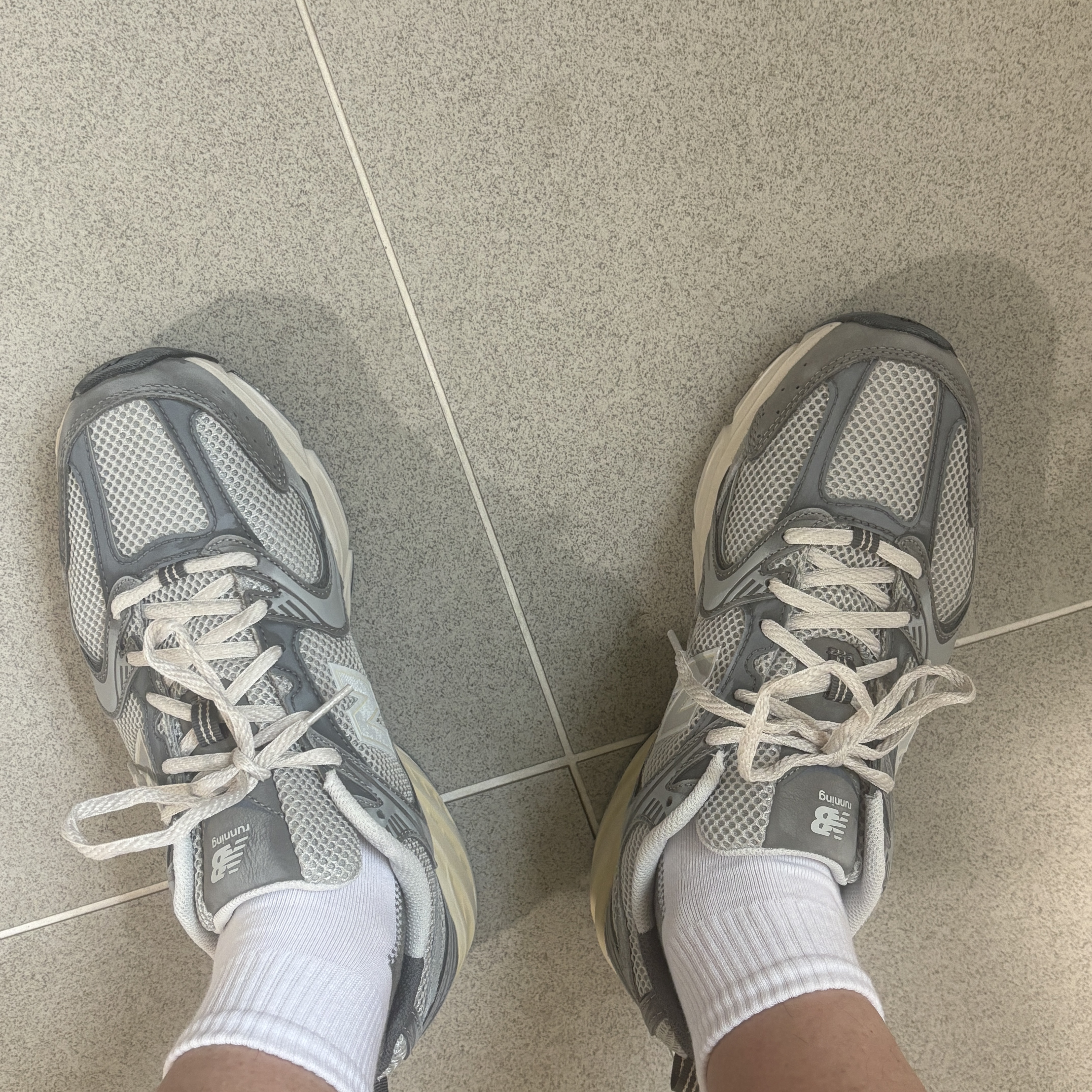 New Balance 530 Premium Vintage Grey Matter 착용 스타일 - 1