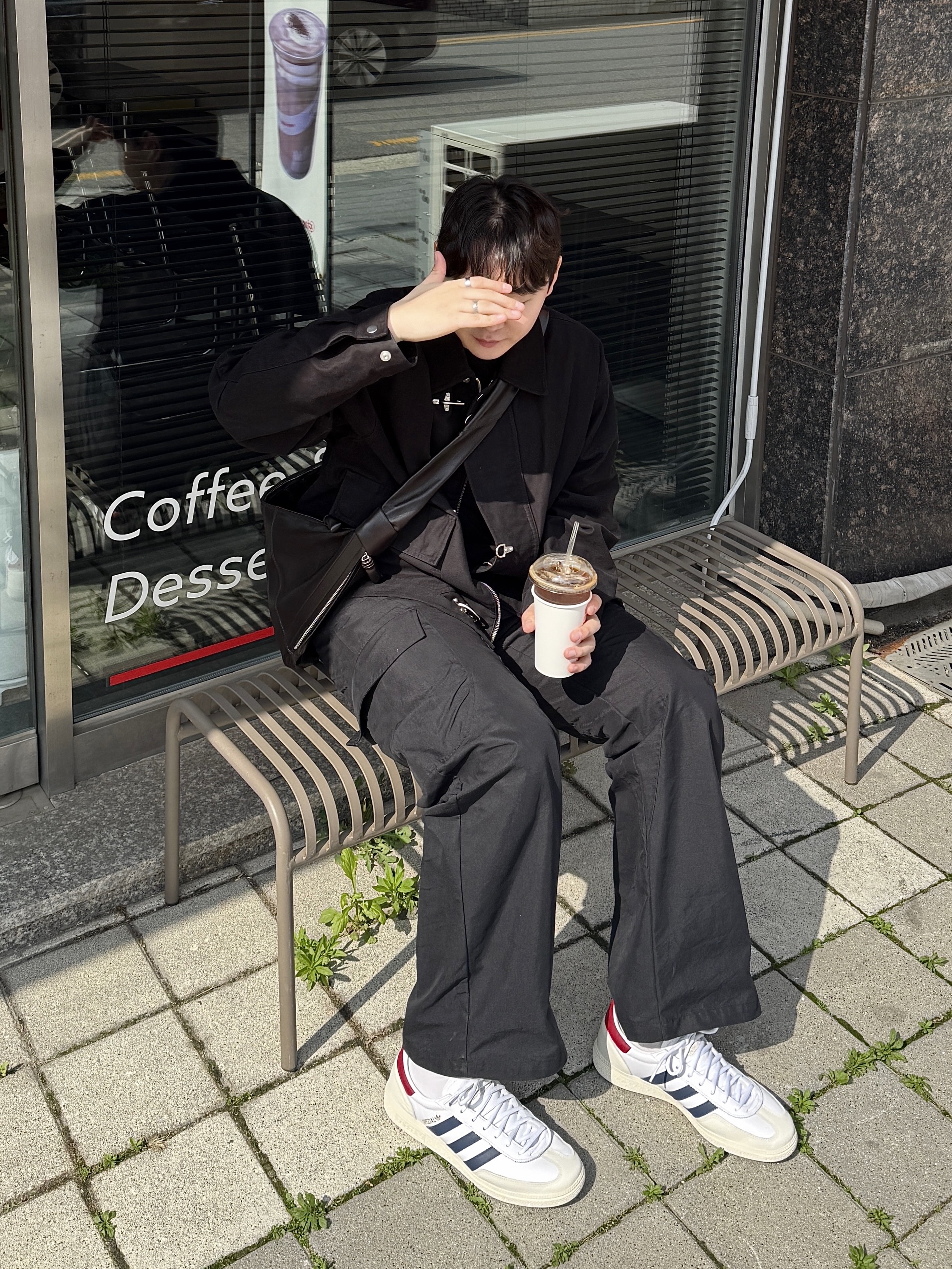 Adidas Spezial Handball Footwear White Arctic Night, Lemaire Large Croissant Bag Soft Nappa Leather Dark Chocolate 착용 스타일 - 1
