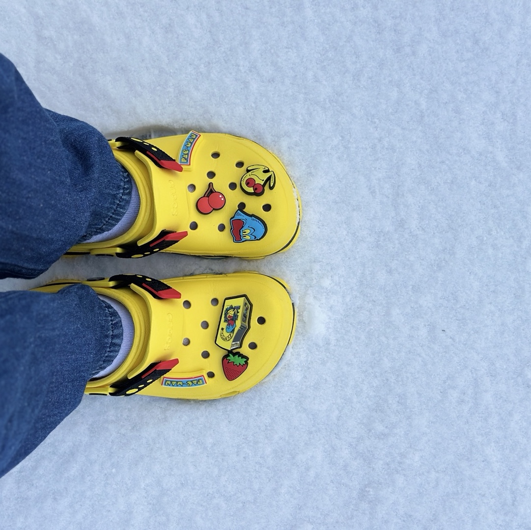 Crocs x Pac-Man Classic All Terrain Clog Lemon, Crocs x Justin Bieber x Drew Classic Clog Canary 착용 스타일 - 2