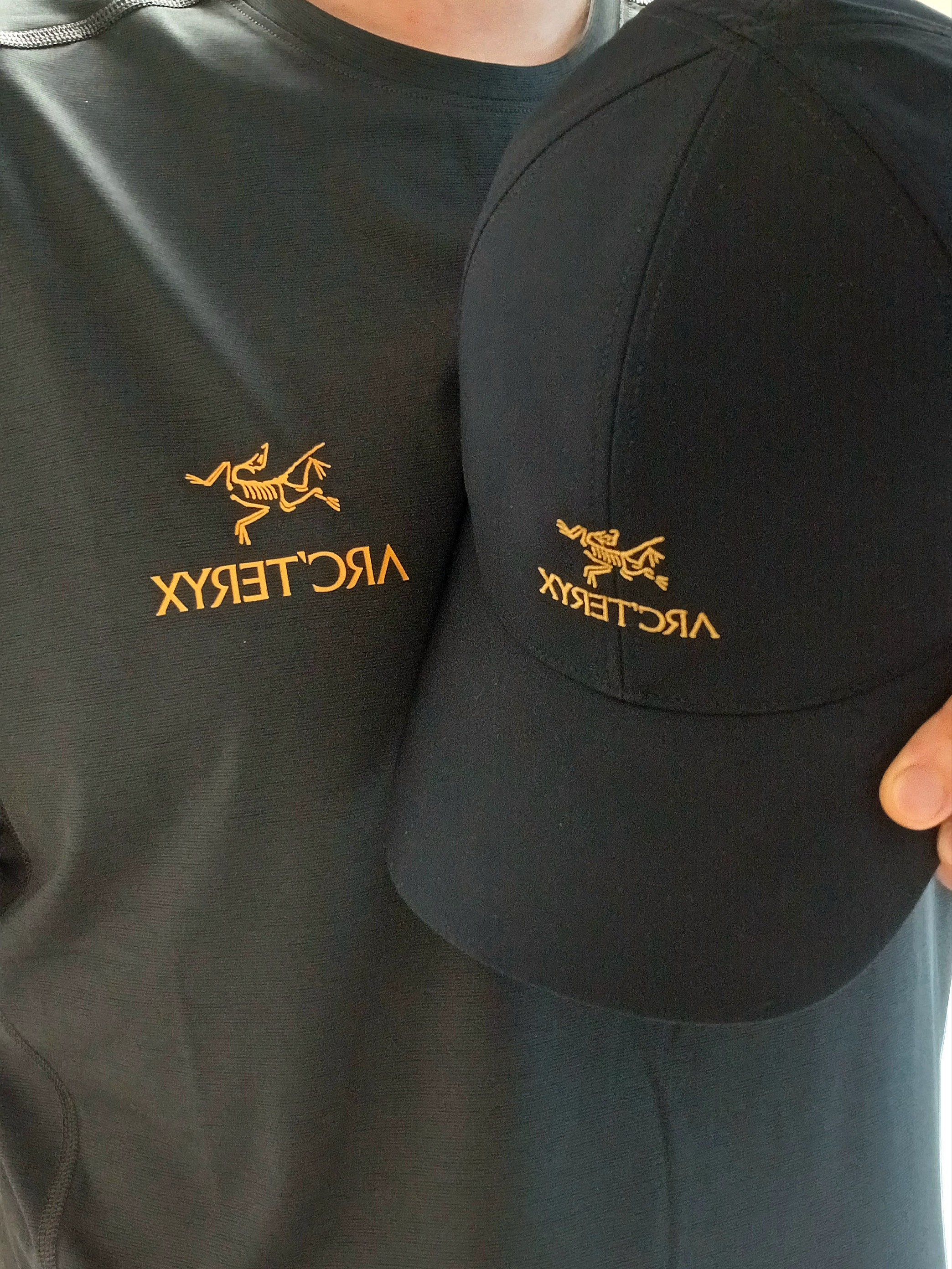 Arc'teryx Motus Arcword Crew SS T-Shirt Black Heather, Arc'teryx Small Bird Cap 24K Black 착용 스타일 - 1