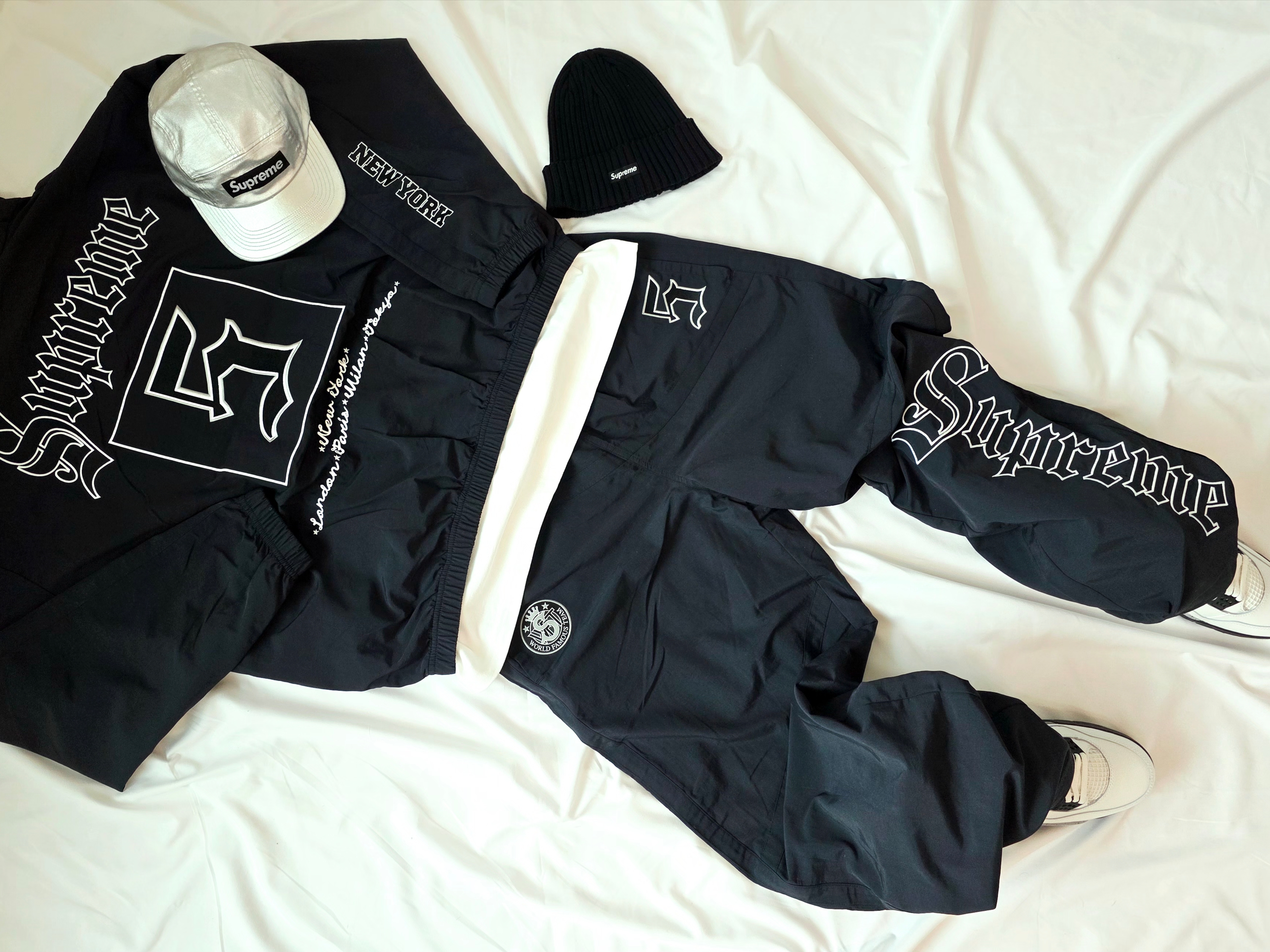 Jordan 4 Retro OG White Cement 2025, Supreme Old English Track Pants Black - 25SS 착용 스타일 - 3