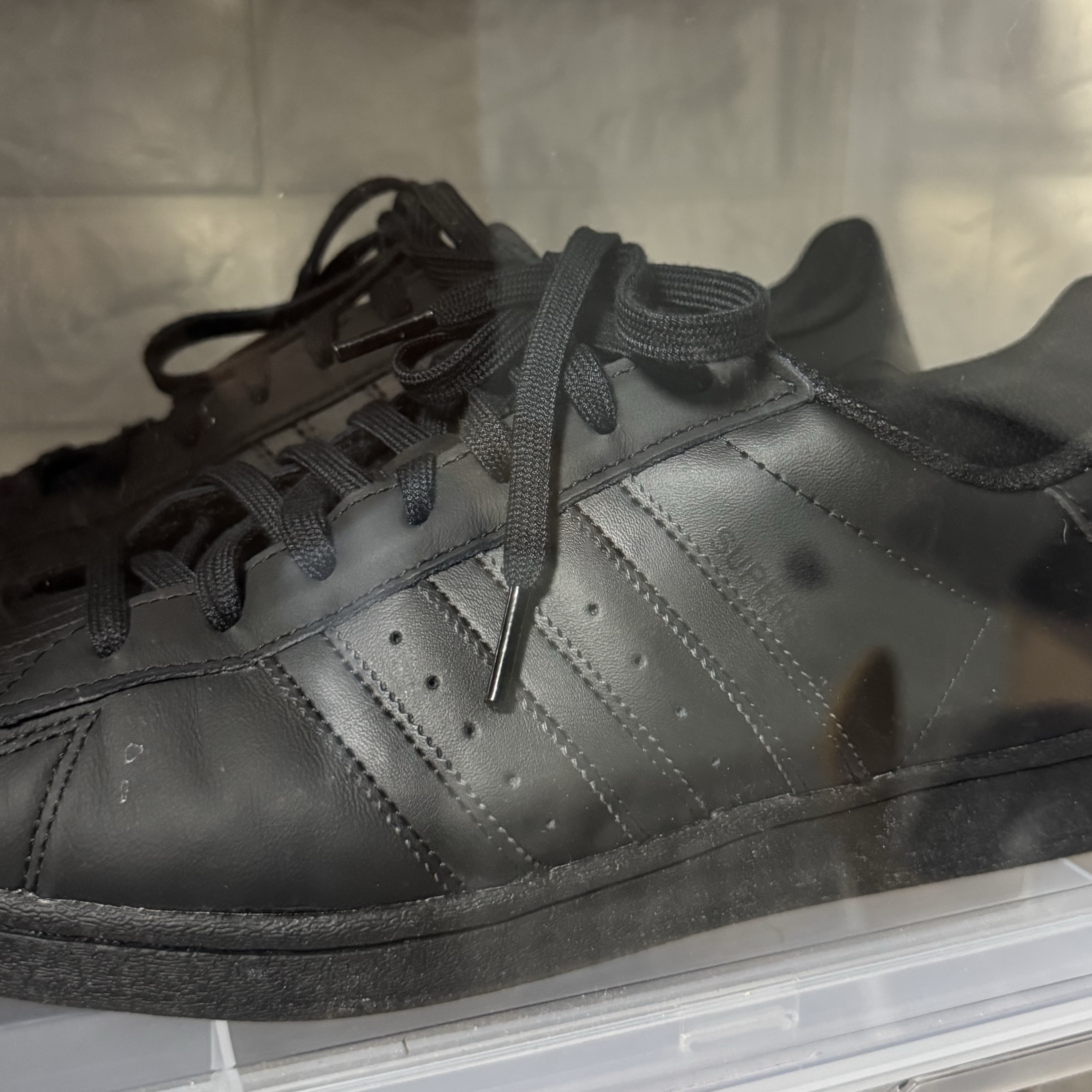 Adidas Superstar Triple Black 착용 스타일