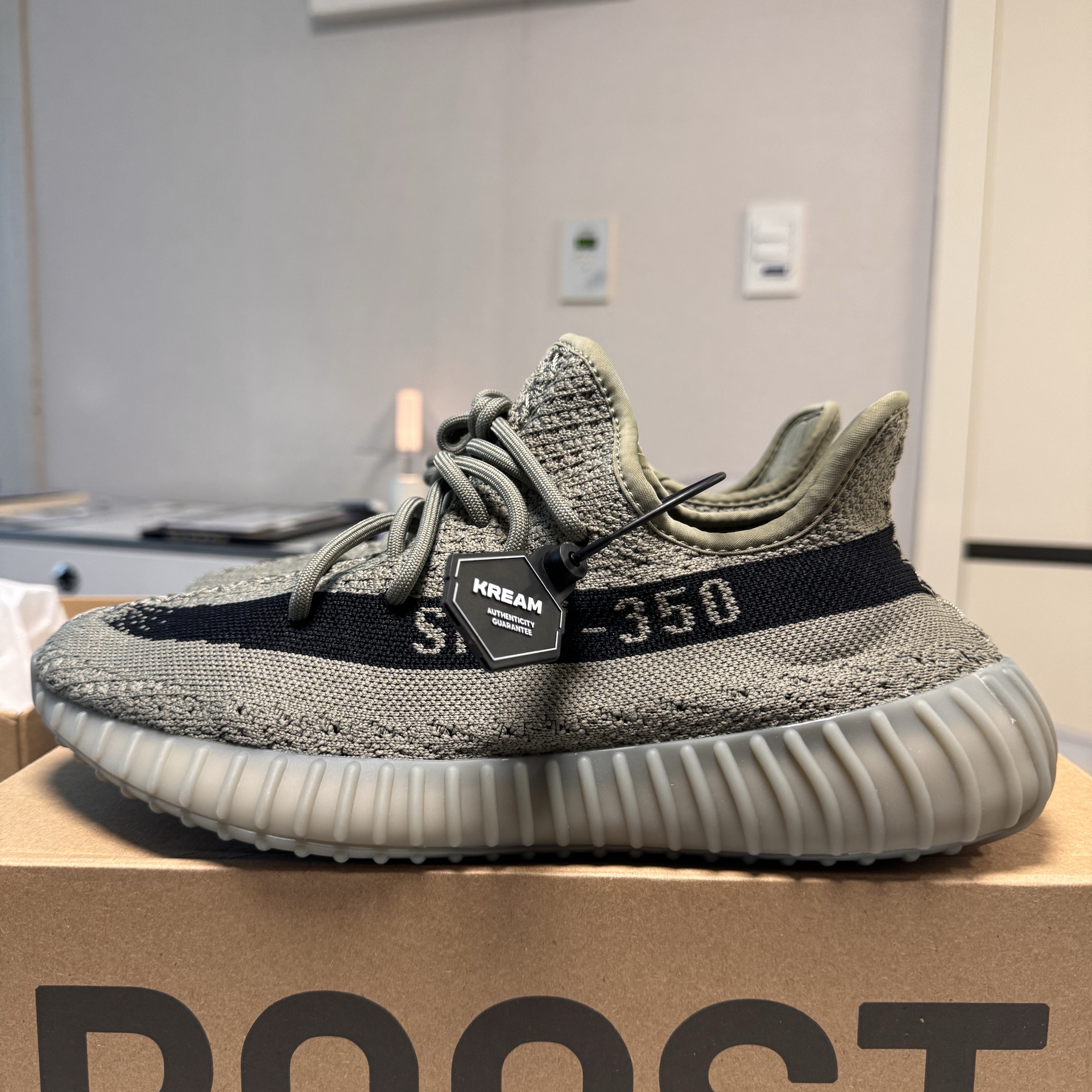 Adidas Yeezy Boost 350 V2 Granite Core Black 착용 스타일