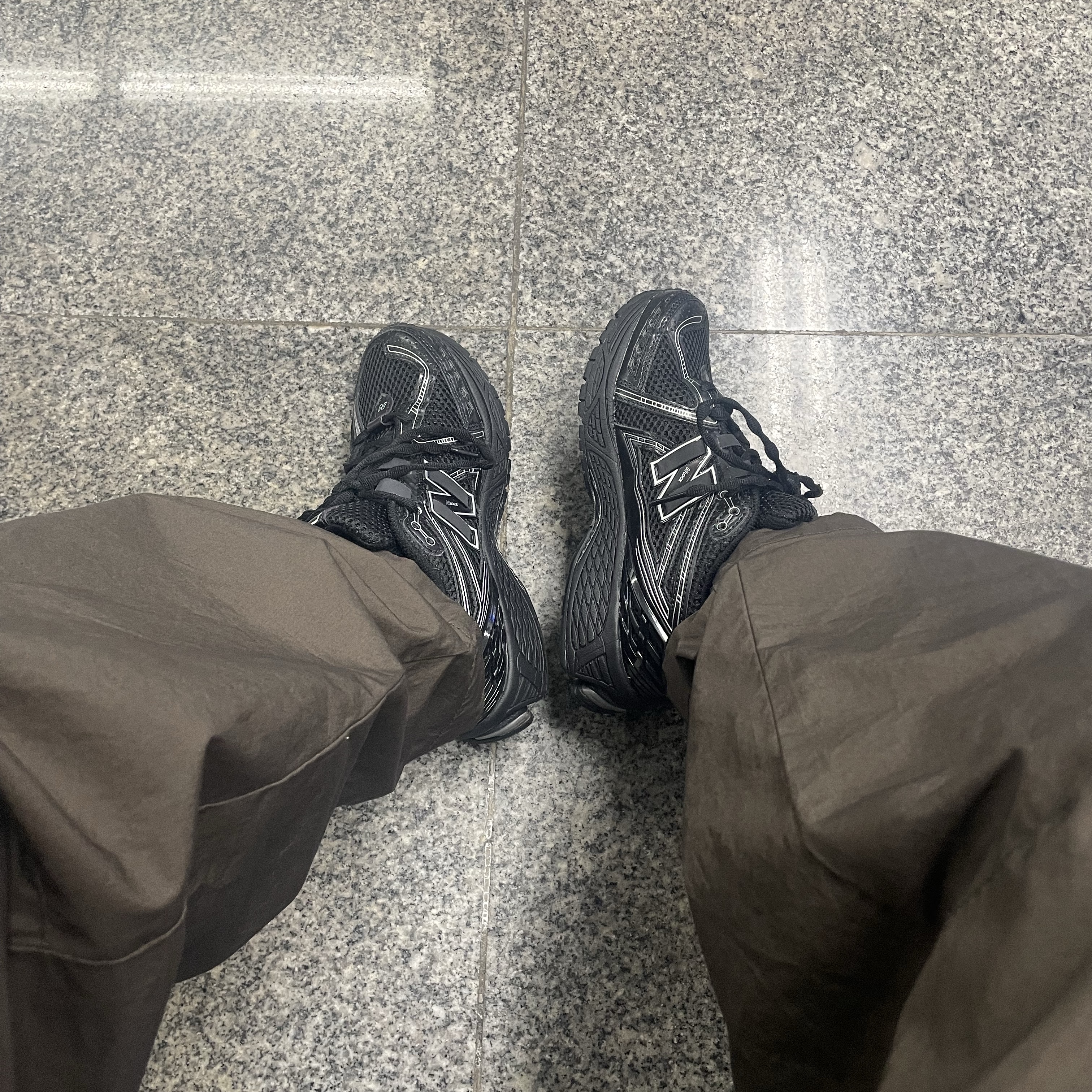 New Balance 1906R Black Silver Metallic 착용 스타일