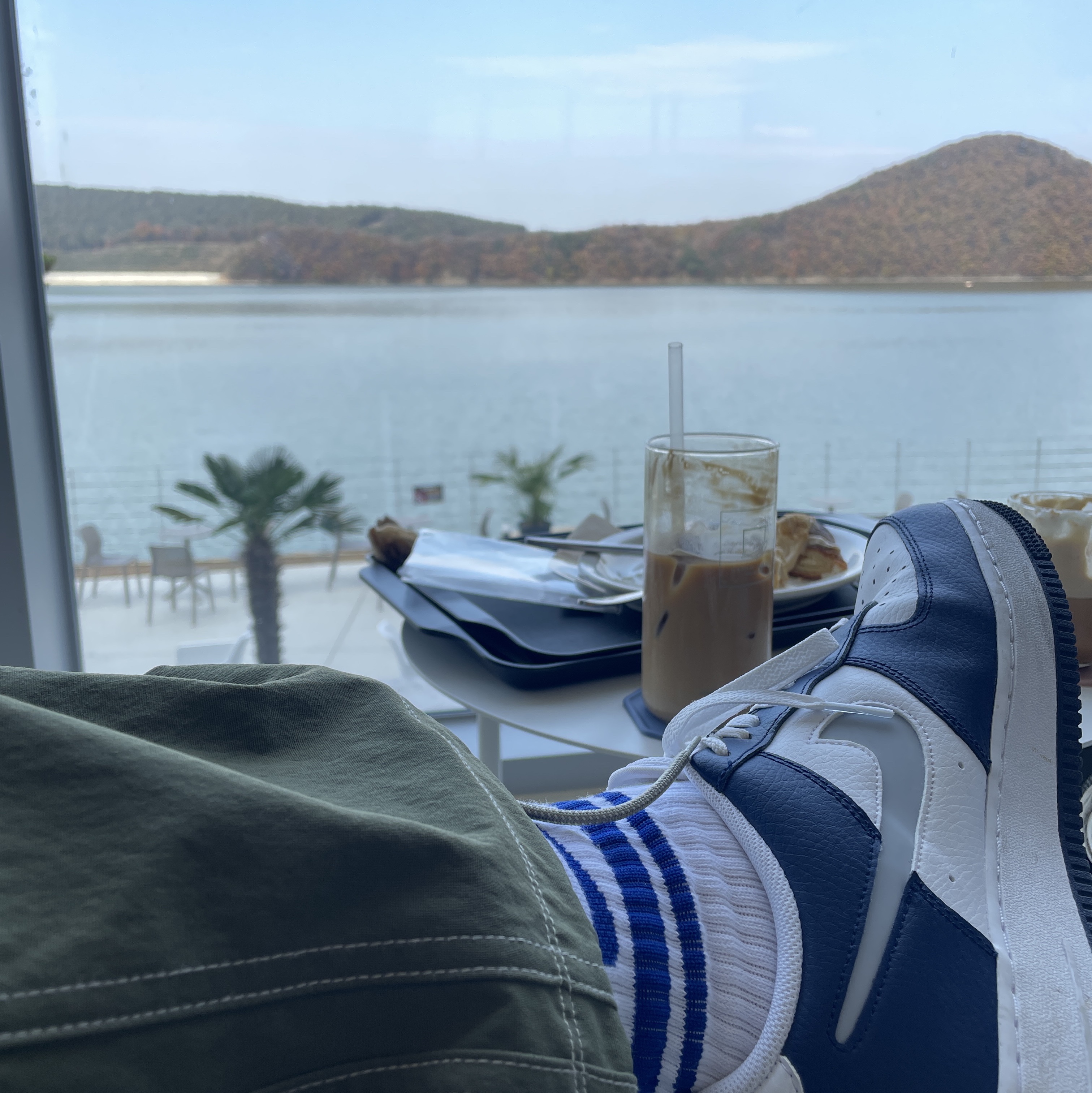 Nike Air Force 1 '07 Cut Out Swoosh Midnight Navy, Nike ACG Smith Summit Cargo Pants Medium Olive - Asia 착용 스타일