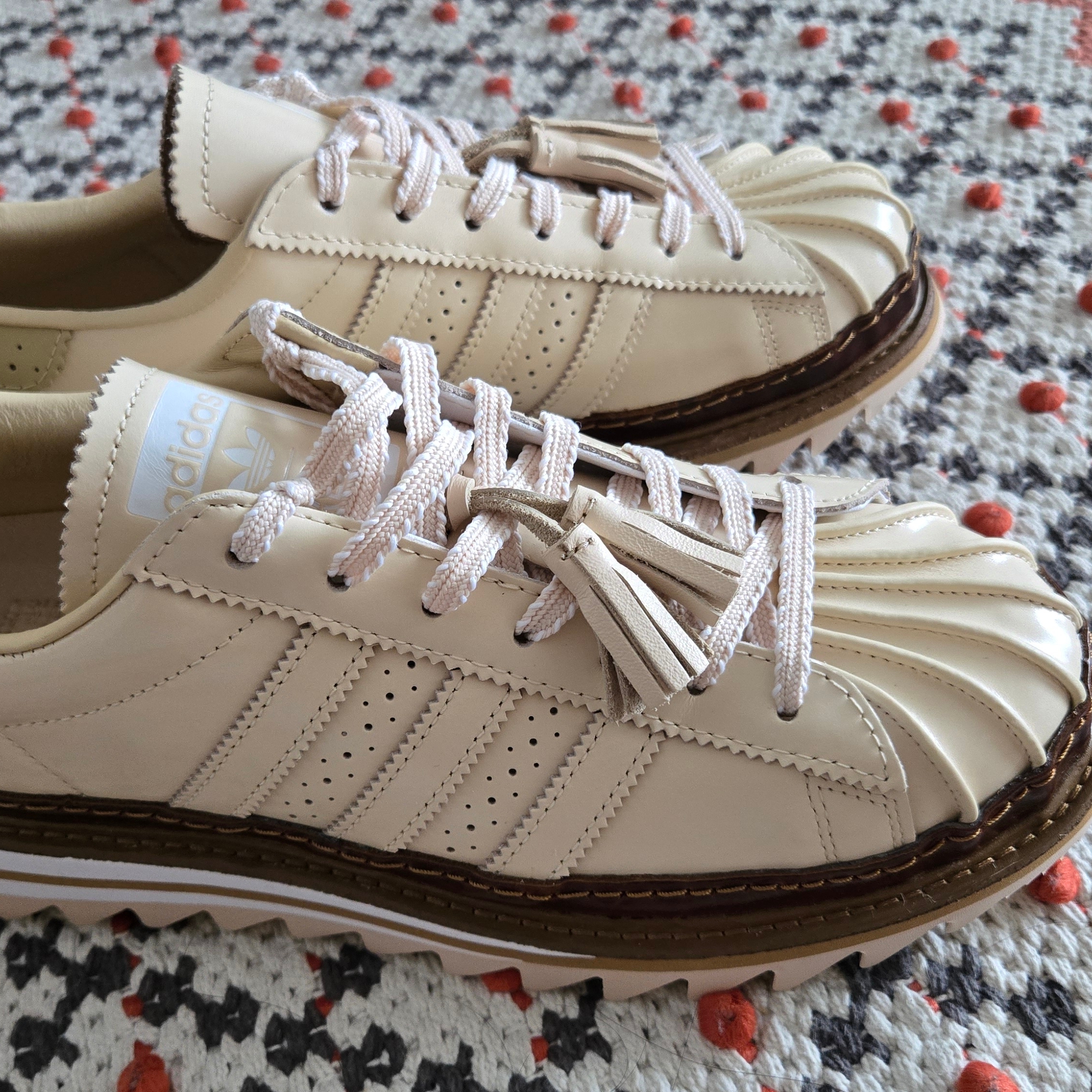 Adidas x Clot Originals Superstar Crystal Sand Cloud White 착용 스타일 - 4