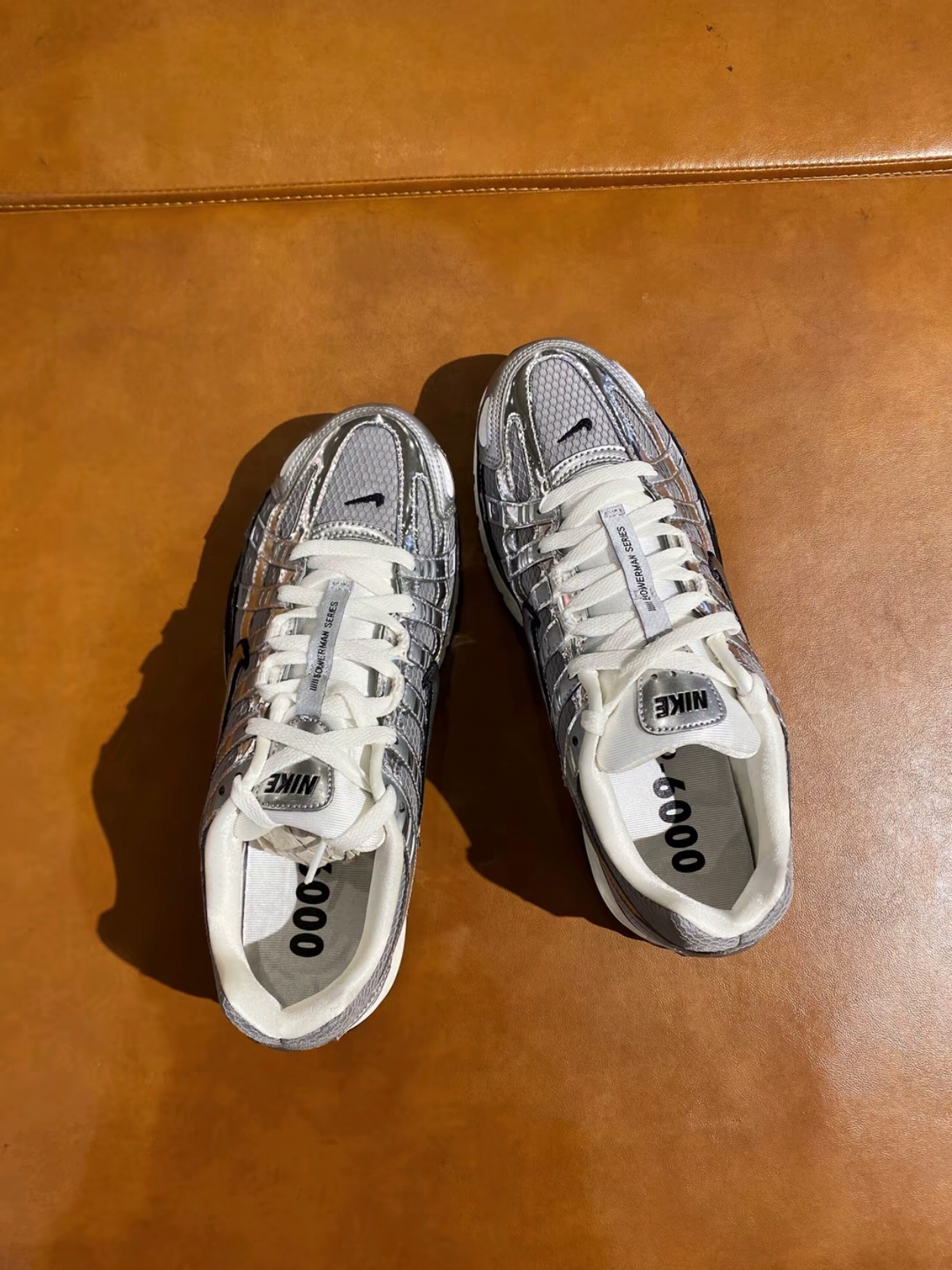 Nike P-6000 Metallic Silver 착용 스타일