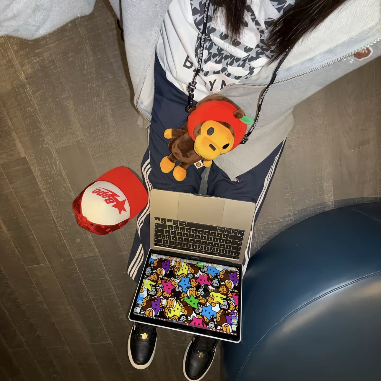 BAPE Baby Milo Plush Mobile Bag Red 착용 스타일