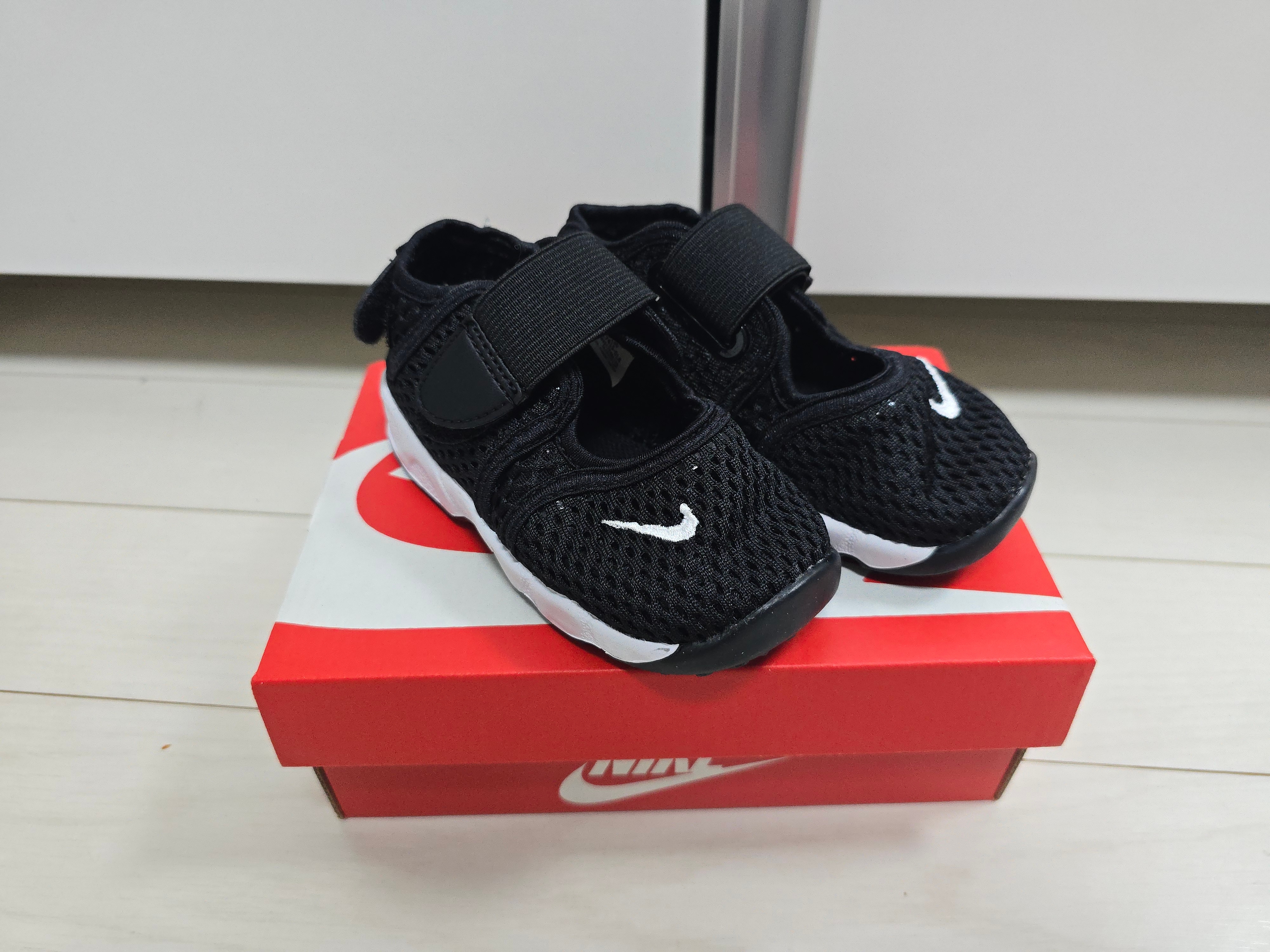 (TD) Nike Air Rift Black White 착용 스타일