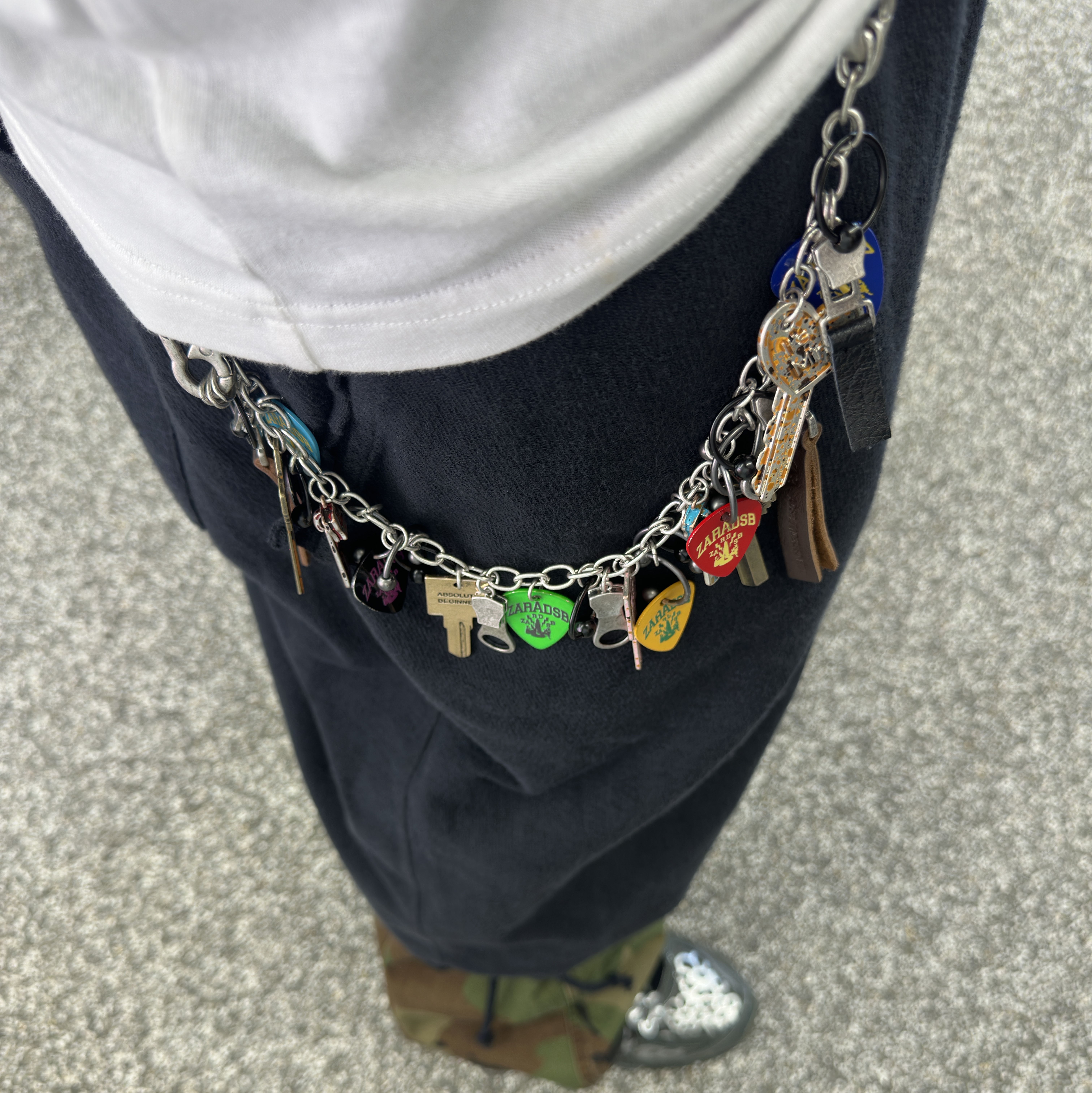 Asics x Cecilie Bahnsen Gel-Kayano 20 Olive, Zara x Andersson Bell Charm Key Pants Chain Multicolor 착용 스타일 - 4