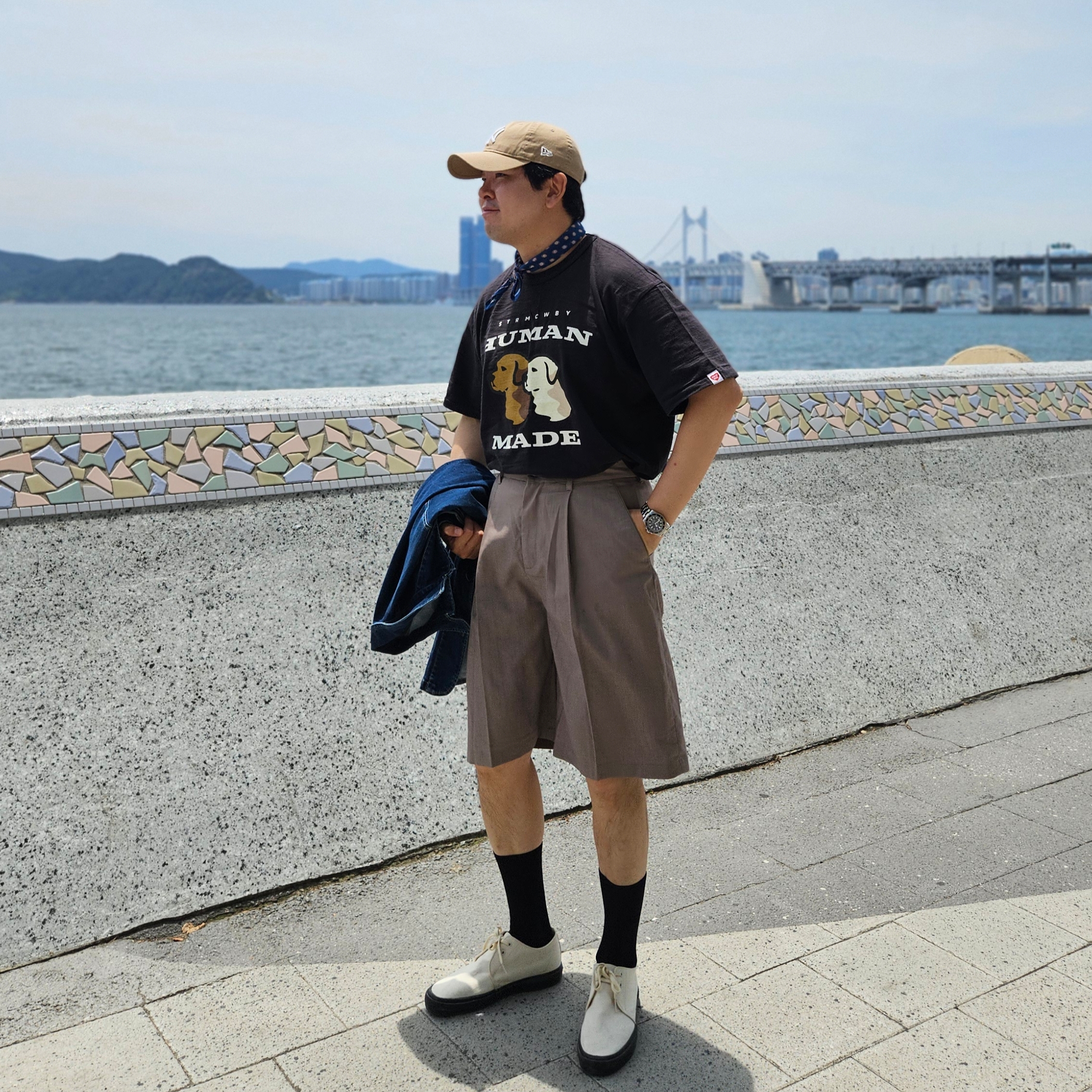 Human Made Graphic T-Shirt #12 Black, New Era x MoMA New York Yankees Cap Camel 착용 스타일 - 3