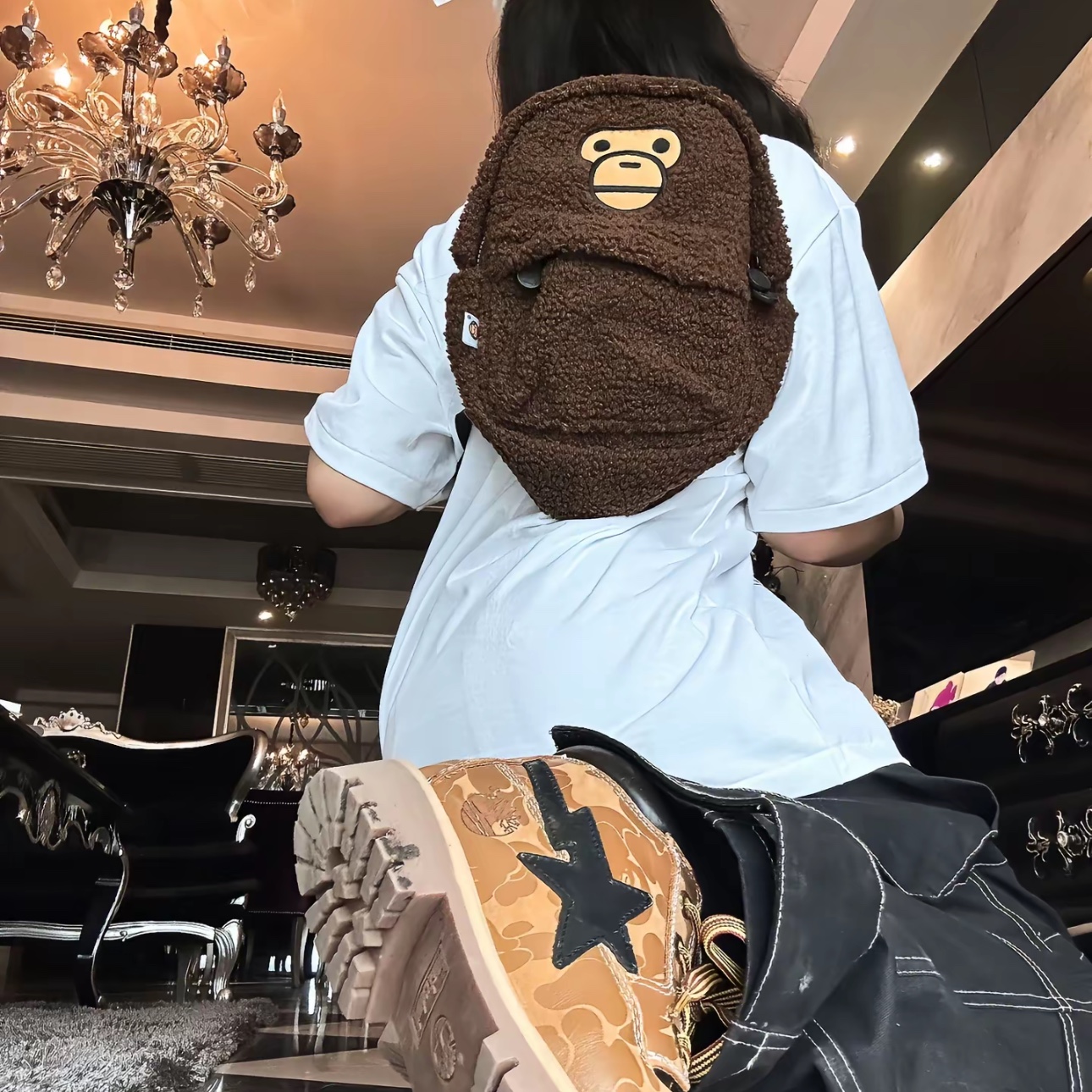 BAPE Baby Milo Mini Fur Backpack Brown 착용 스타일