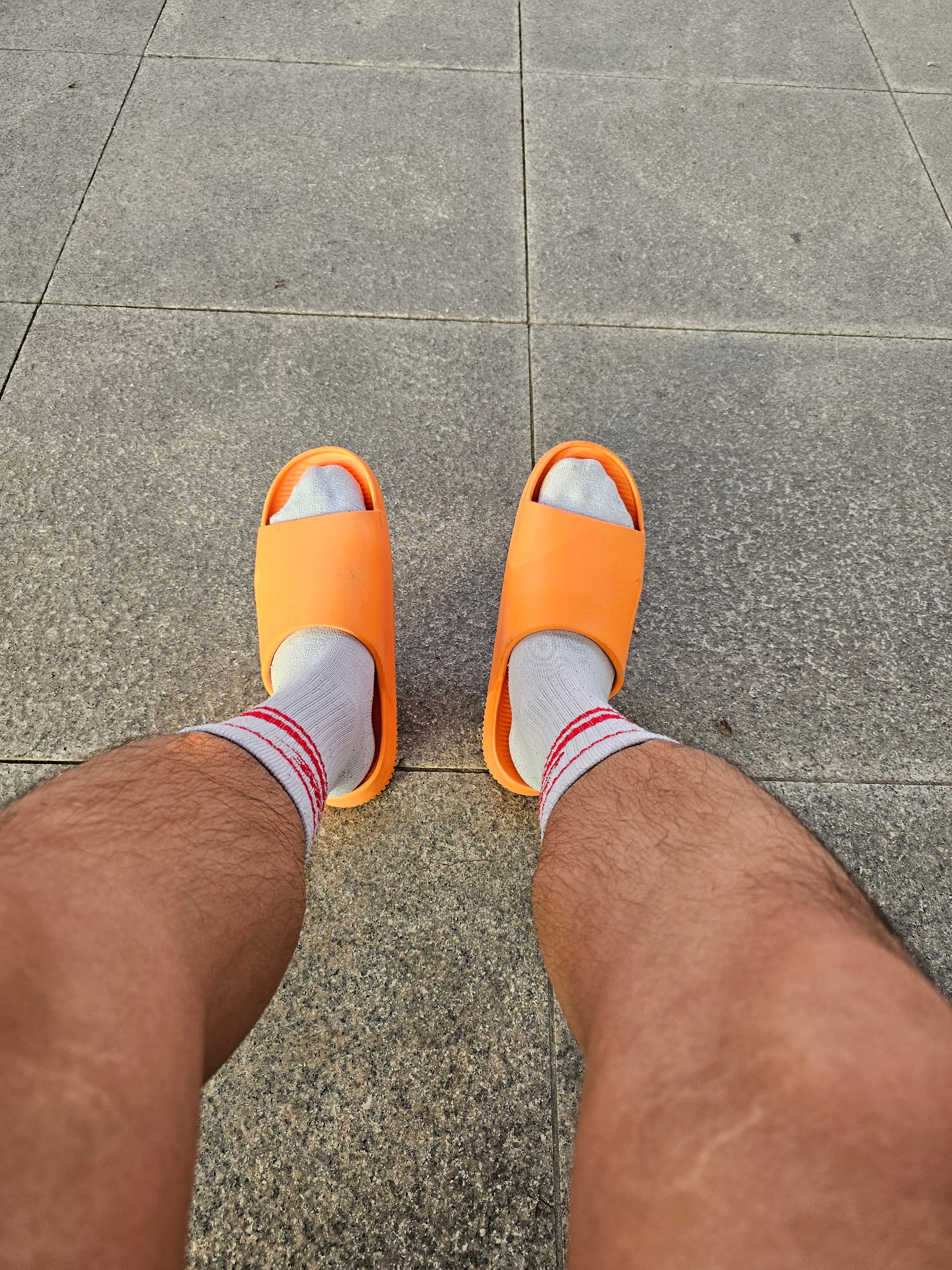 Nike Calm Slide Bright Mandarin, Nike NSW Everyday Essential Crew Socks White University Red (3 Pack/Korean Ver.) 착용 스타일