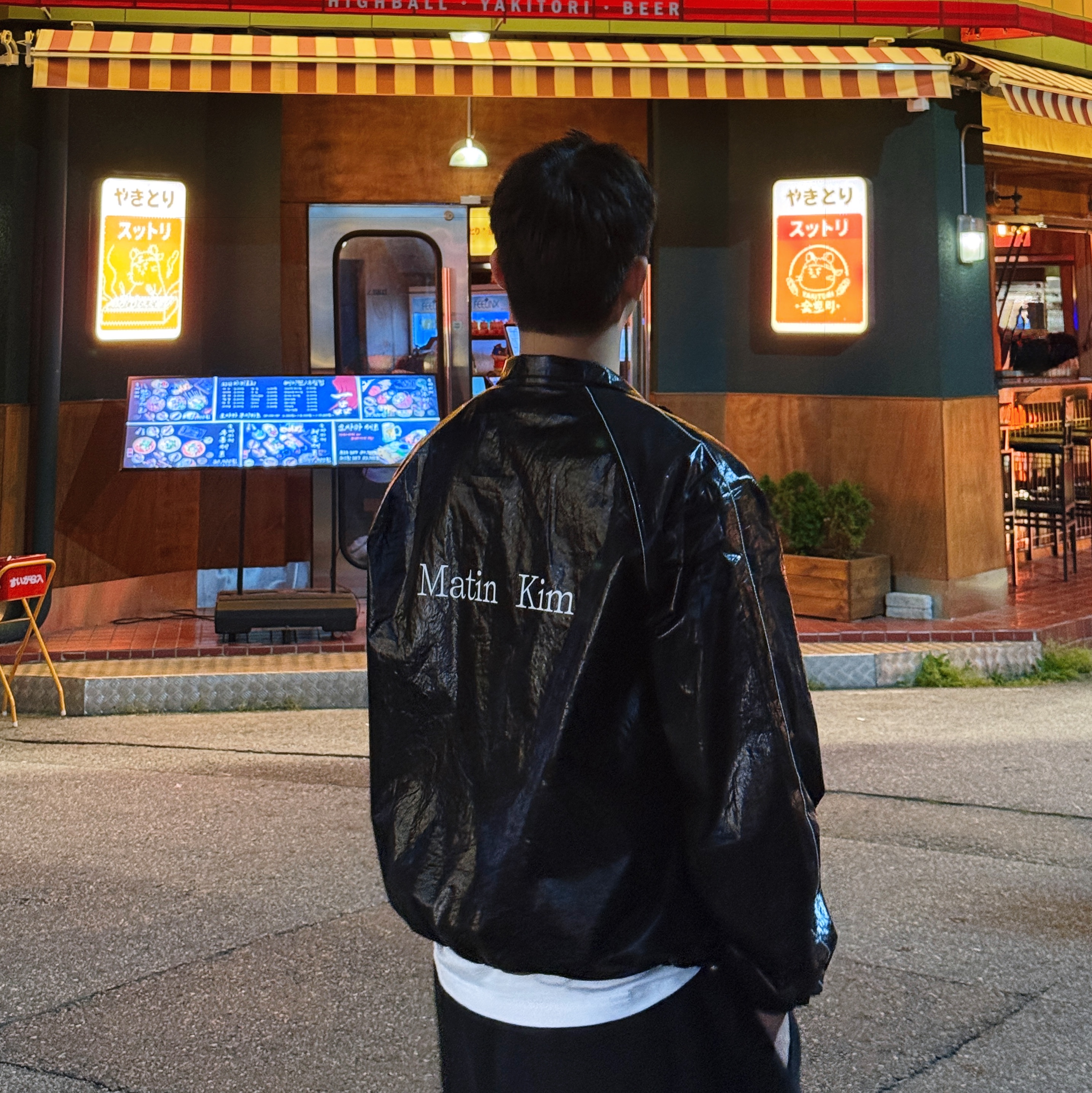 (W) Matin Kim Logo Coating Jumper Black 착용 스타일 - 2