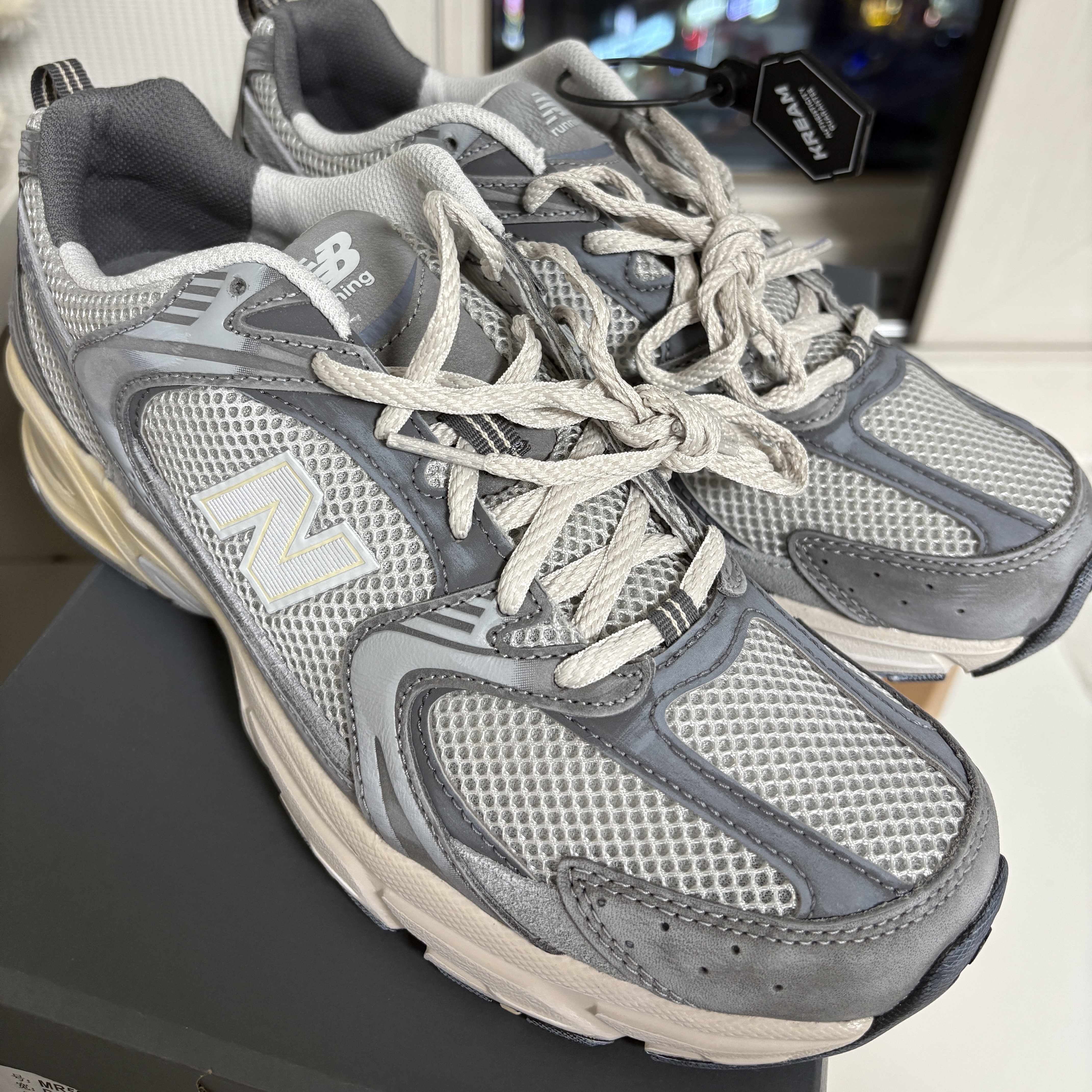 New Balance 530 Premium Vintage Grey Matter 착용 스타일 - 2