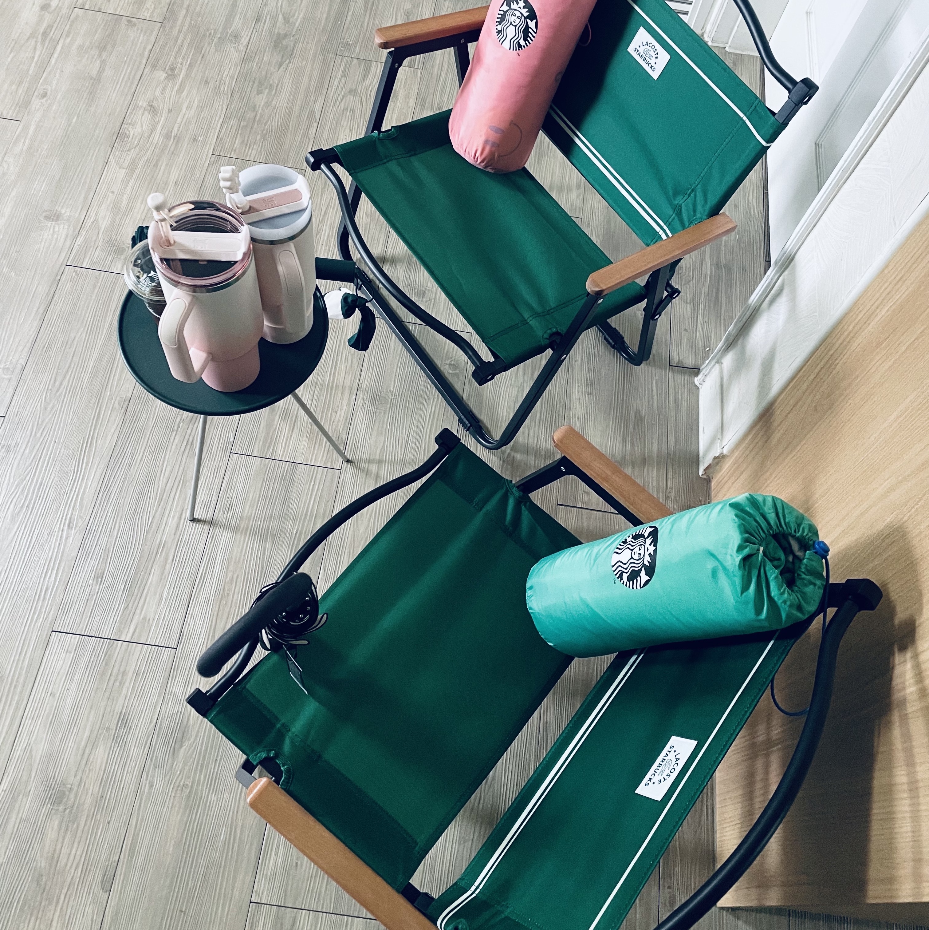 Starbucks x Lacoste Wide Folding Chair Green, Starbucks x Helinox Side Table Green 착용 스타일 - 2
