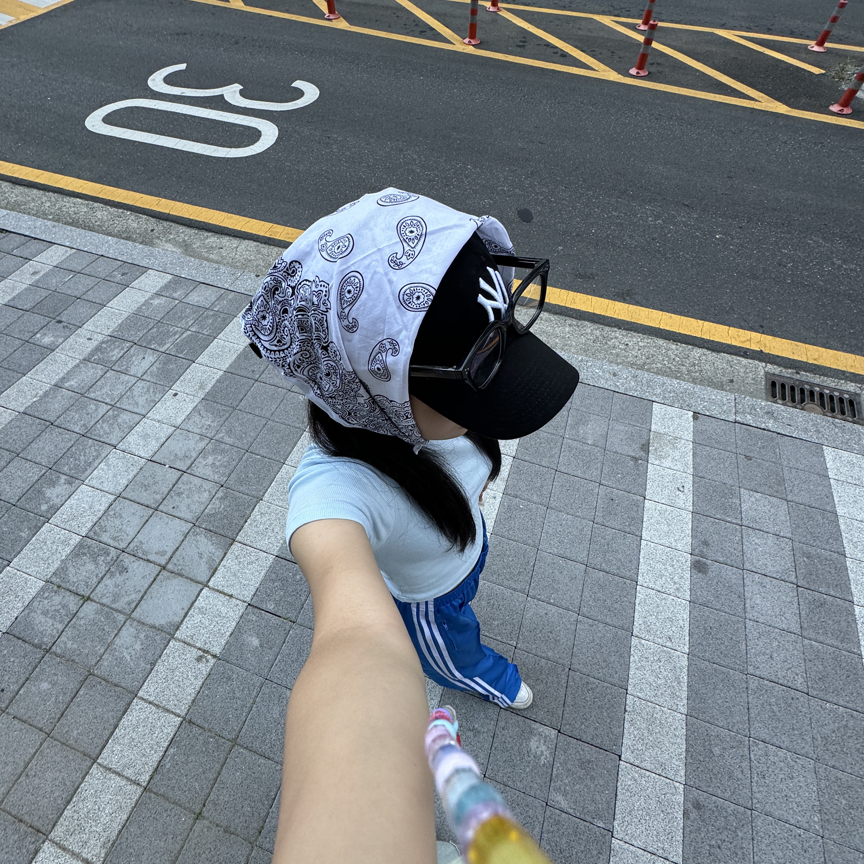New Era x MoMA New York Yankees Cap Black, Scudo Karen Beads Bracelet Ocean Blue 착용 스타일 - 2