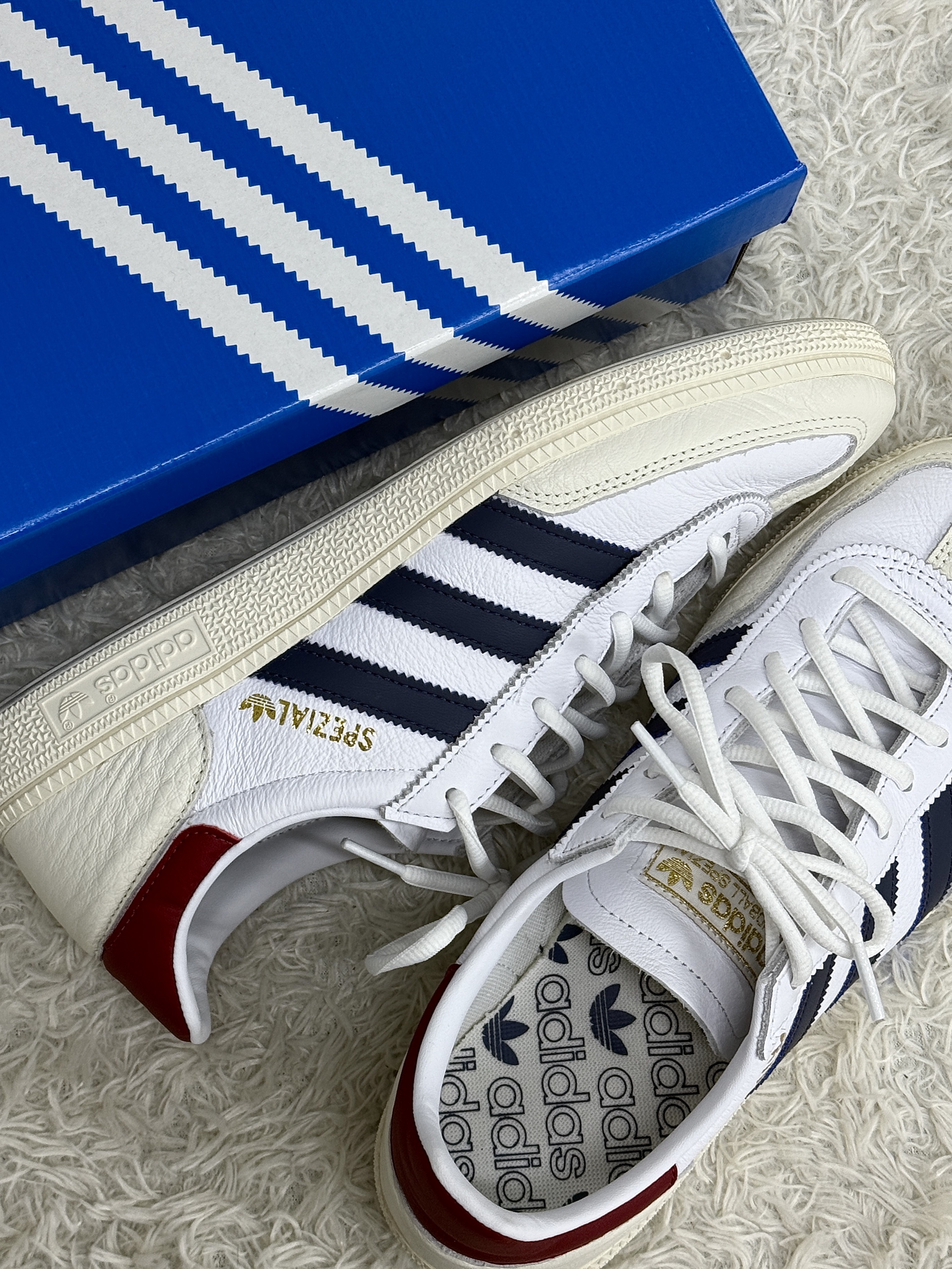 Adidas Spezial Handball Footwear White Arctic Night, Lemaire Large Croissant Bag Soft Nappa Leather Dark Chocolate 착용 스타일 - 3