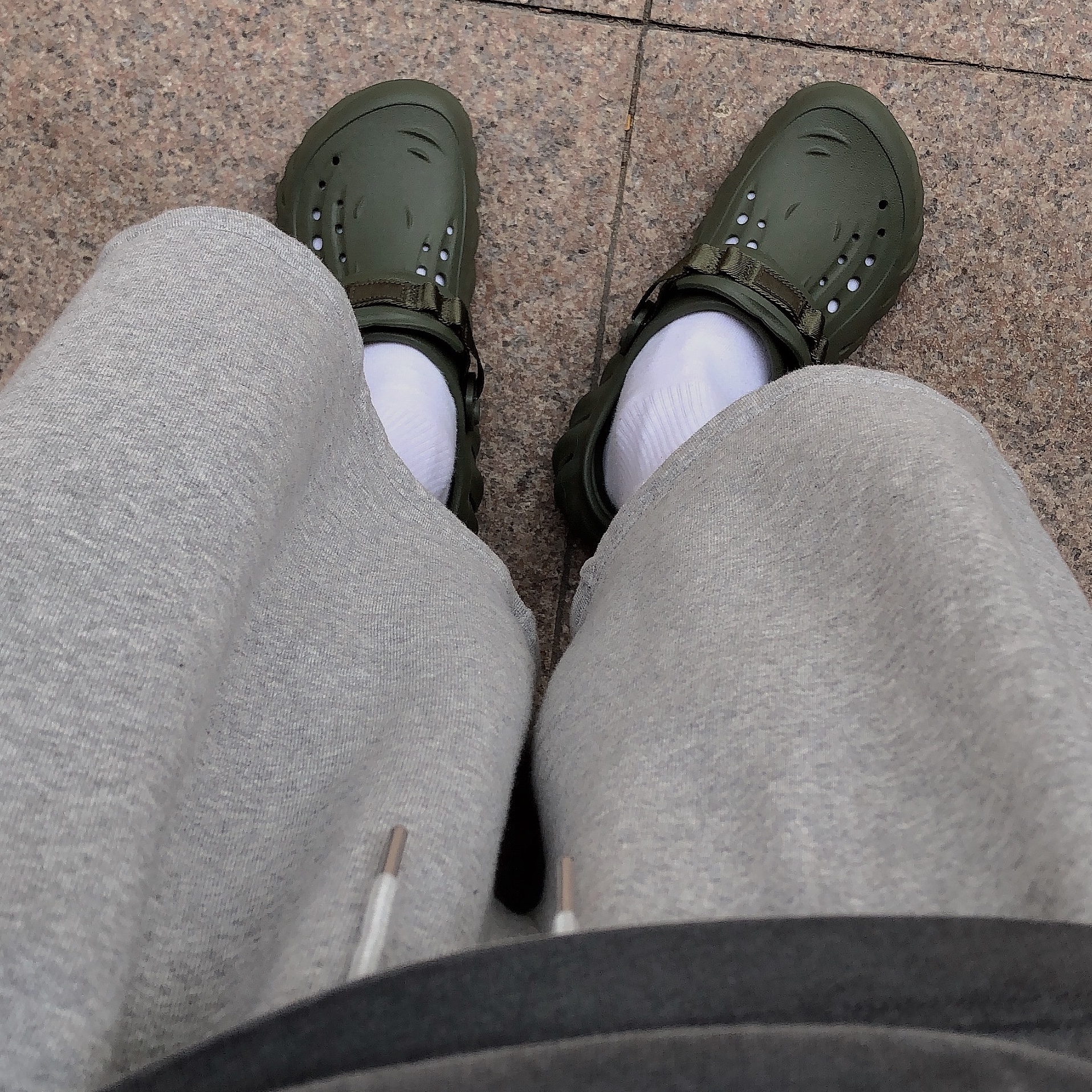 Crocs Echo Clog Army Green 착용 스타일