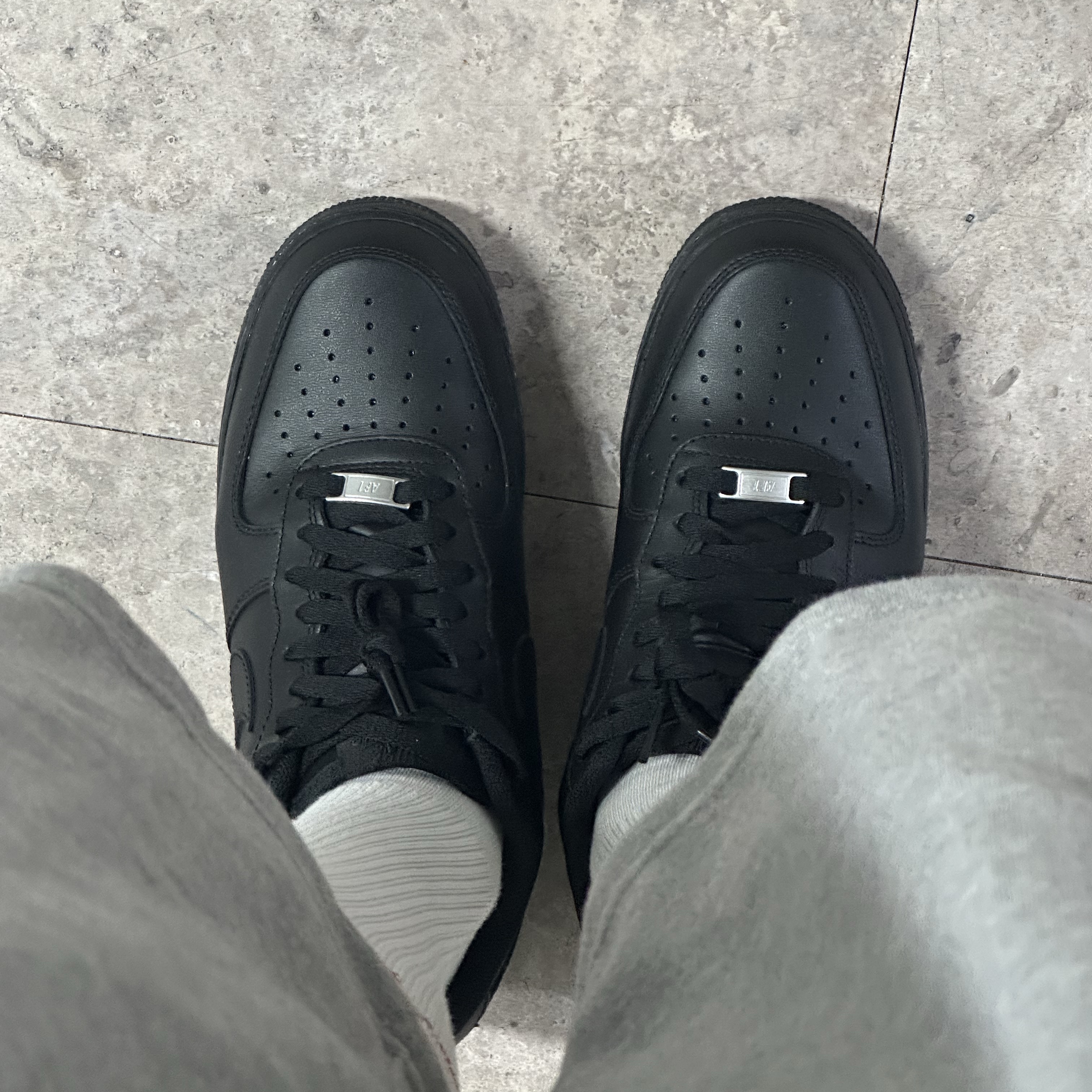 Nike Air Force 1 '07 Low Triple Black 착용 스타일