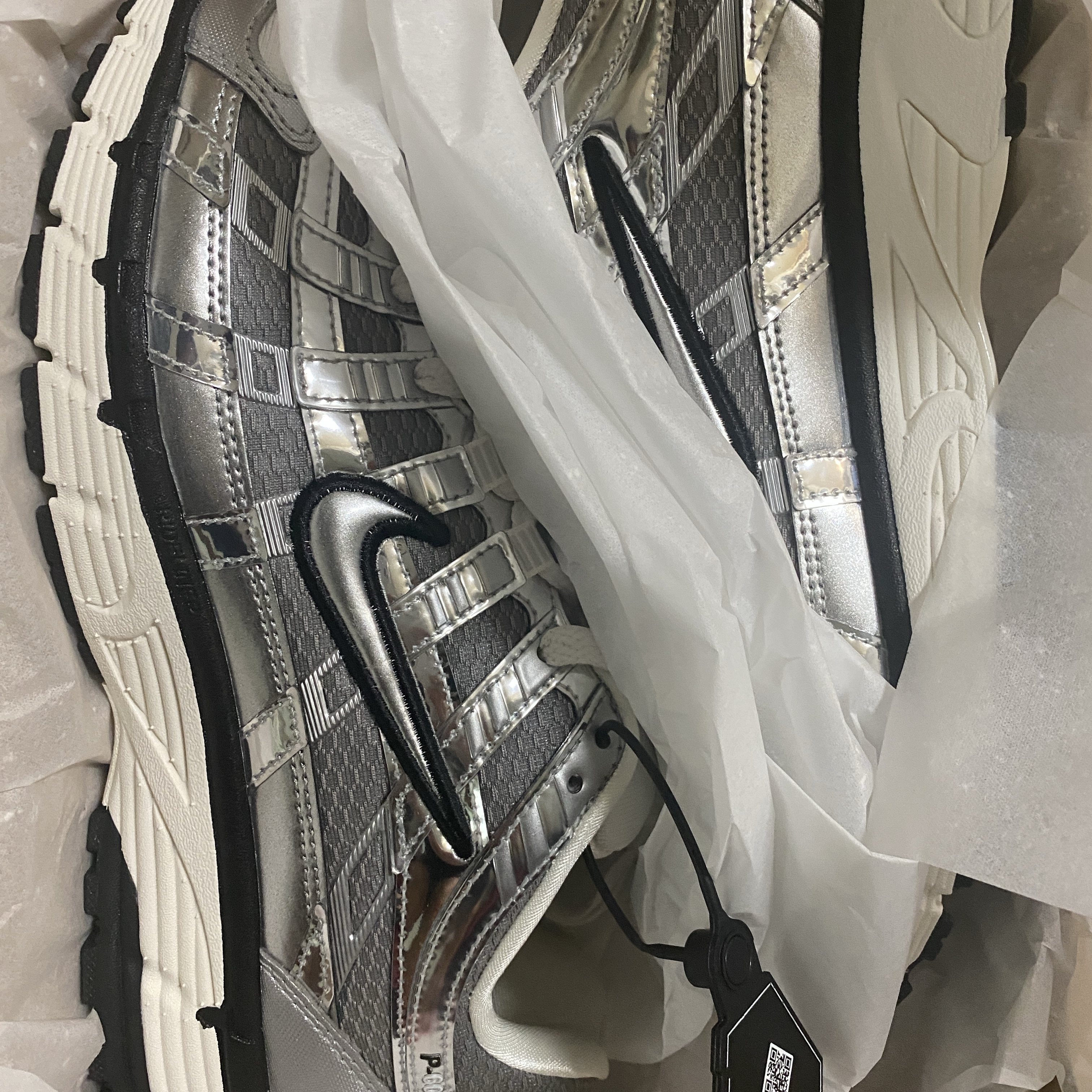 Nike P-6000 Metallic Silver 착용 스타일