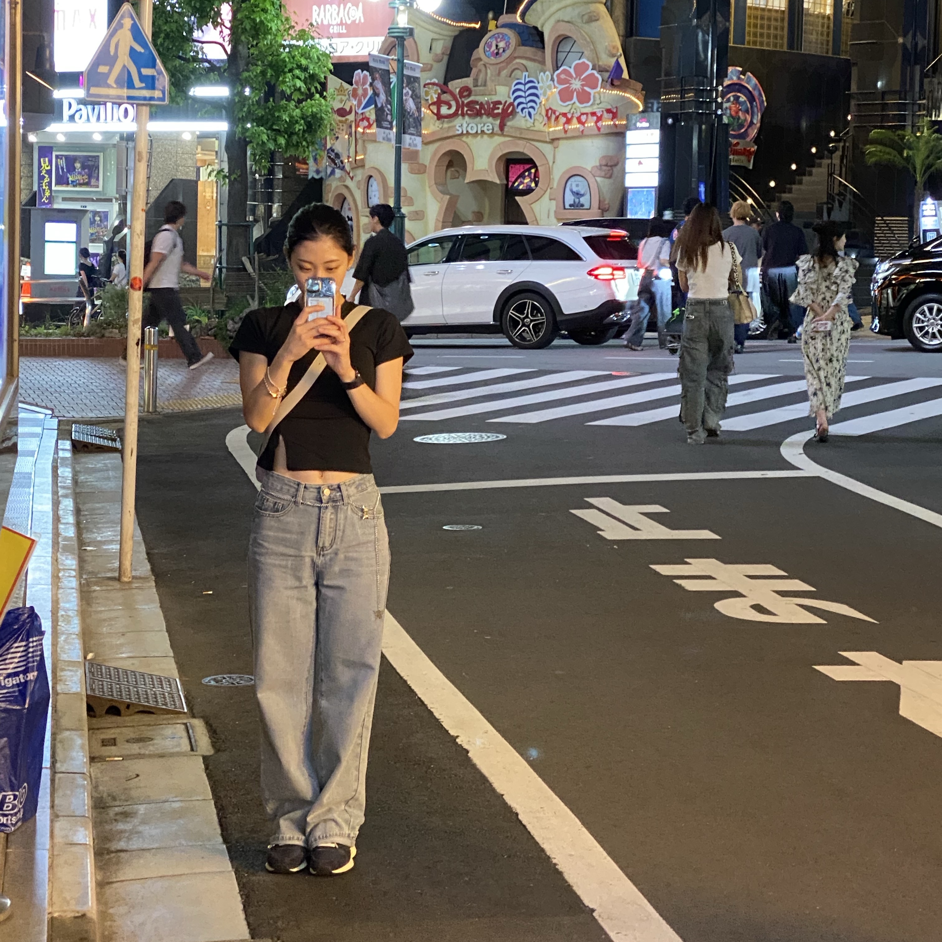 Matin Kim Mini Buckle Bag Light Grey, Autry Reelwind Low Nylon Suede Sneakers Black 착용 스타일 - 2