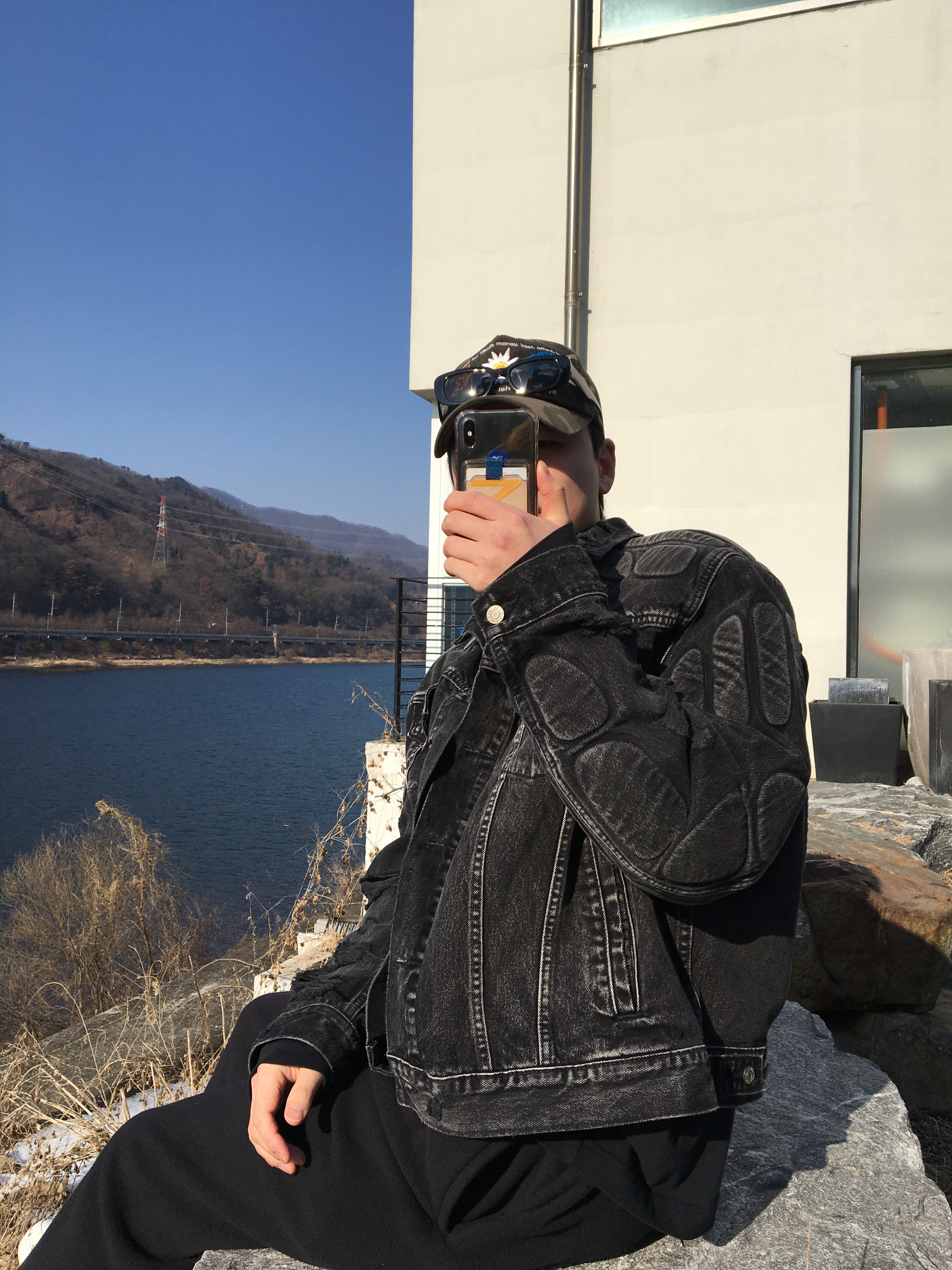 Yeezy Gap Engineered By Balenciaga Padded Denim Jacket Grey Wash 착용 스타일 - 2