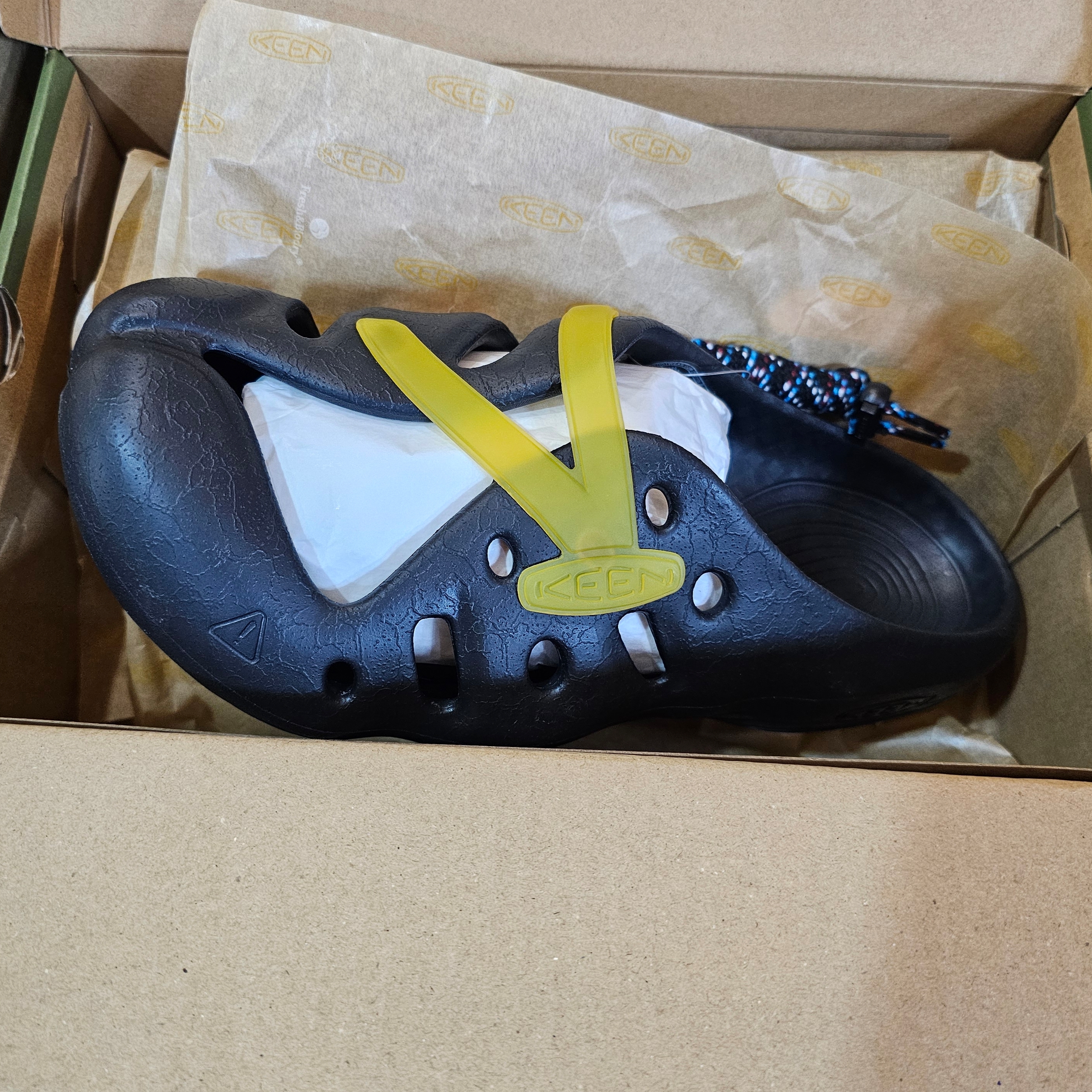 Keen Yogeez Clog Black Yellow 착용 스타일