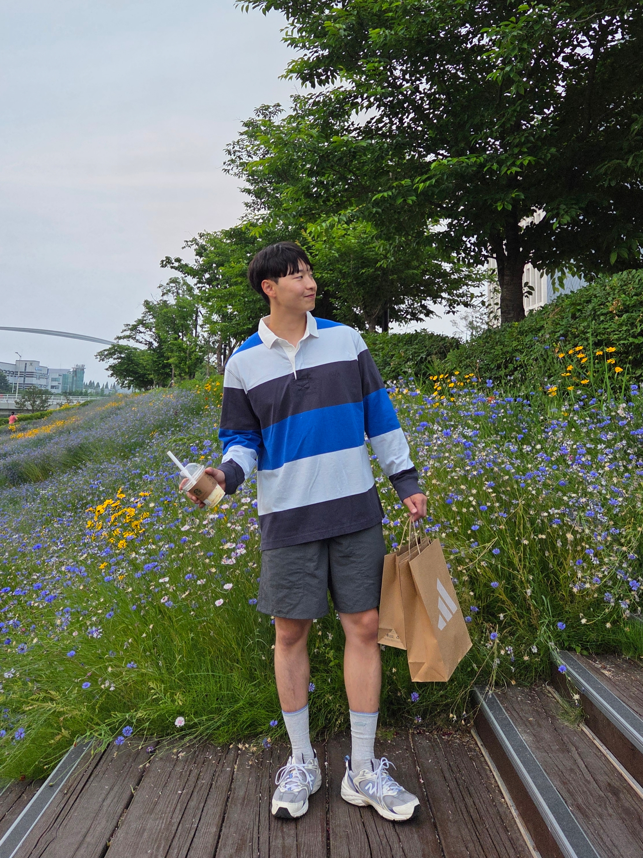 New Balance 530 Steel Blue, Uniqlo x JW Anderson Oversized Rugger Stripe Polo Shirt Blue - KR 착용 스타일 - 3