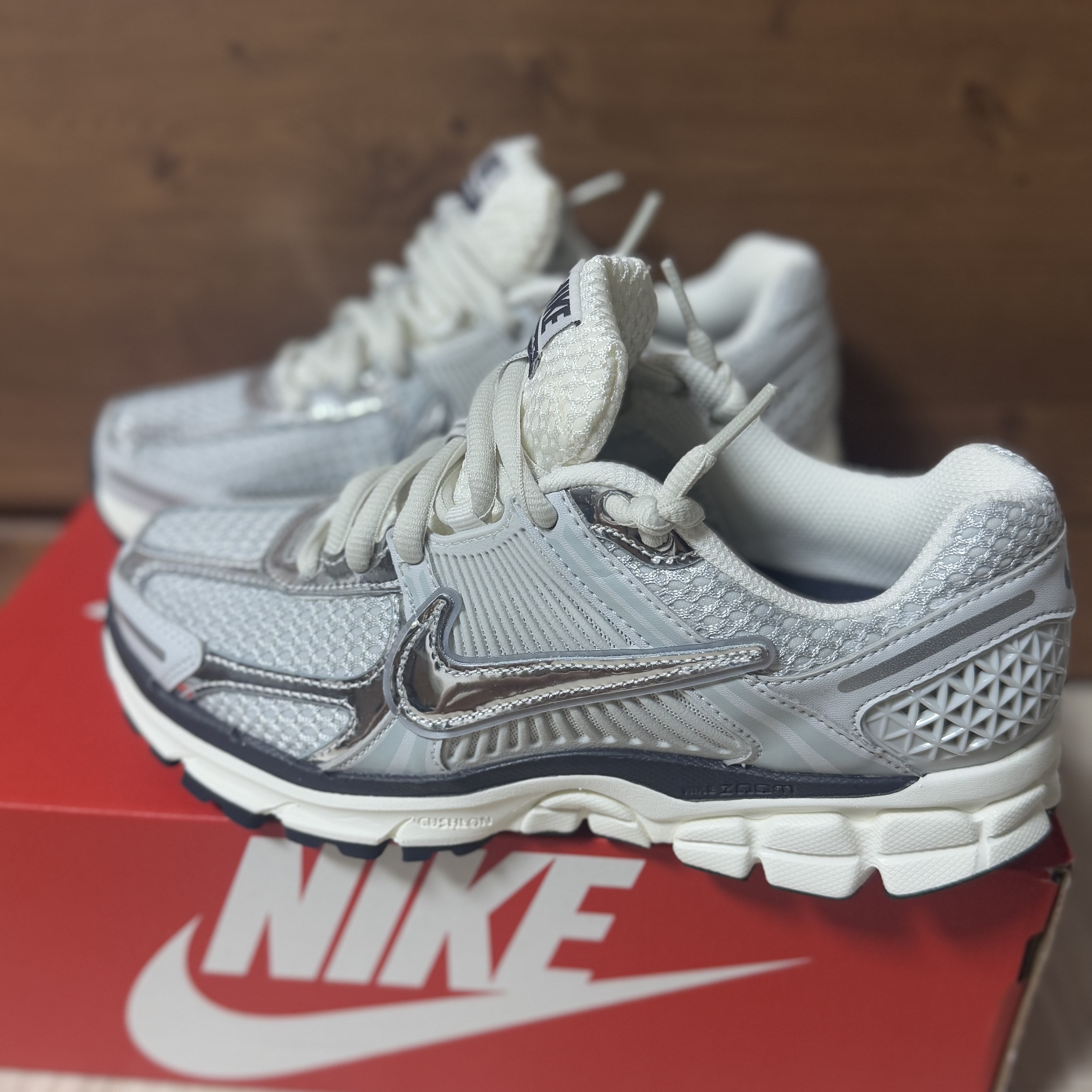 (W) Nike Zoom Vomero 5 Photon Dust and Metallic Silver 착용 스타일